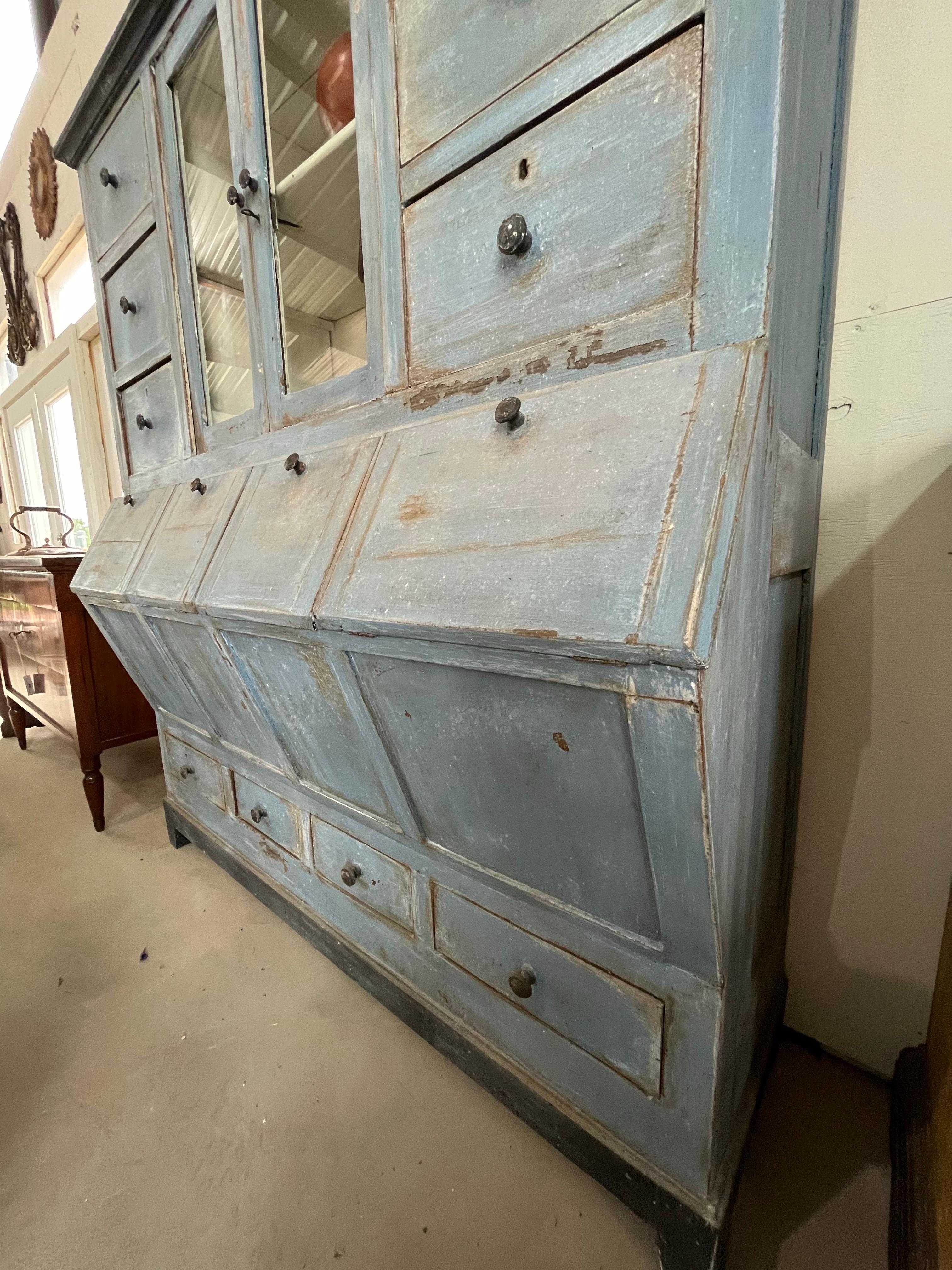 Ancienne armoire italienne en chêne peint / Apothicaire / Armoire de cuisine Bon état - En vente à Carmine, TX