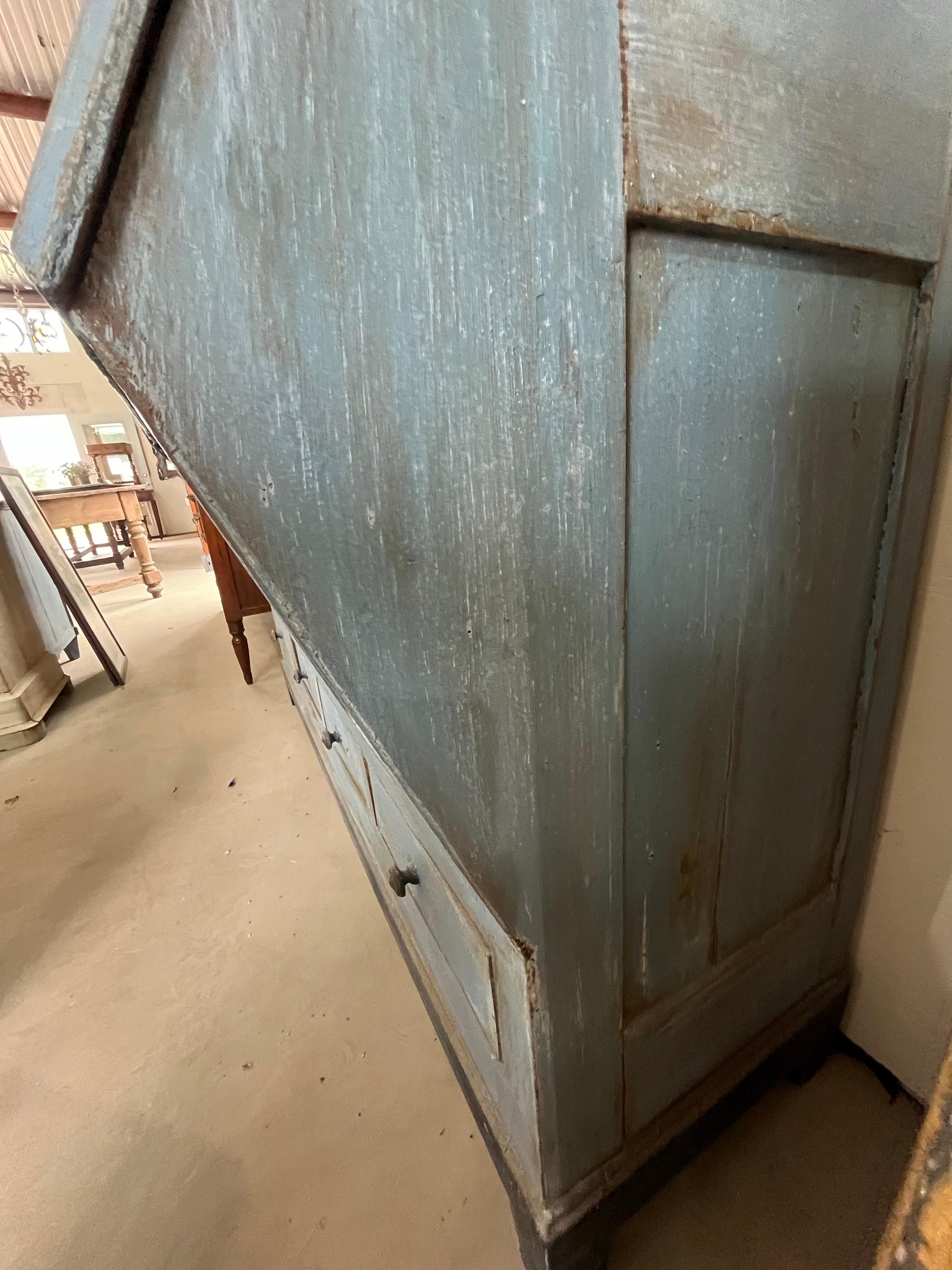 Chêne Ancienne armoire italienne en chêne peint / Apothicaire / Armoire de cuisine en vente