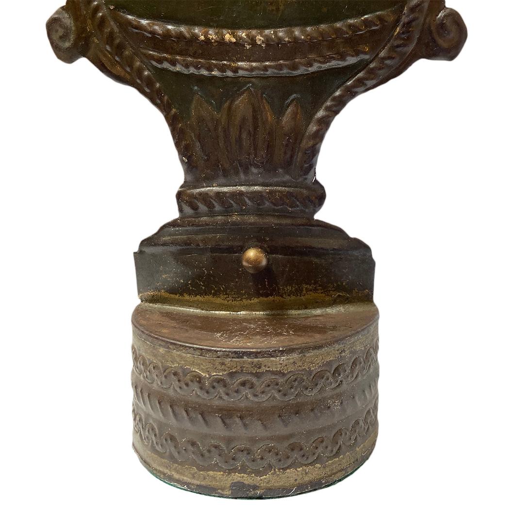 Antike italienische bemalte Tischlampe aus Zinn, antik im Zustand „Gut“ im Angebot in New York, NY