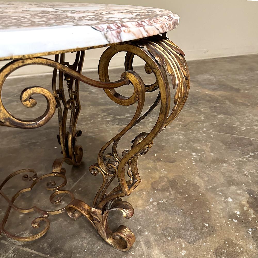 Ancienne table basse italienne en fer forgé peint avec plateau en marbre en vente 3