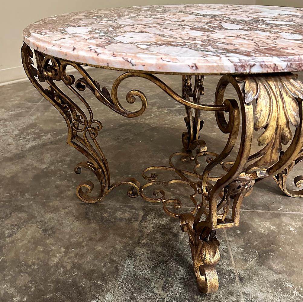 Ancienne table basse italienne en fer forgé peint avec plateau en marbre en vente 7