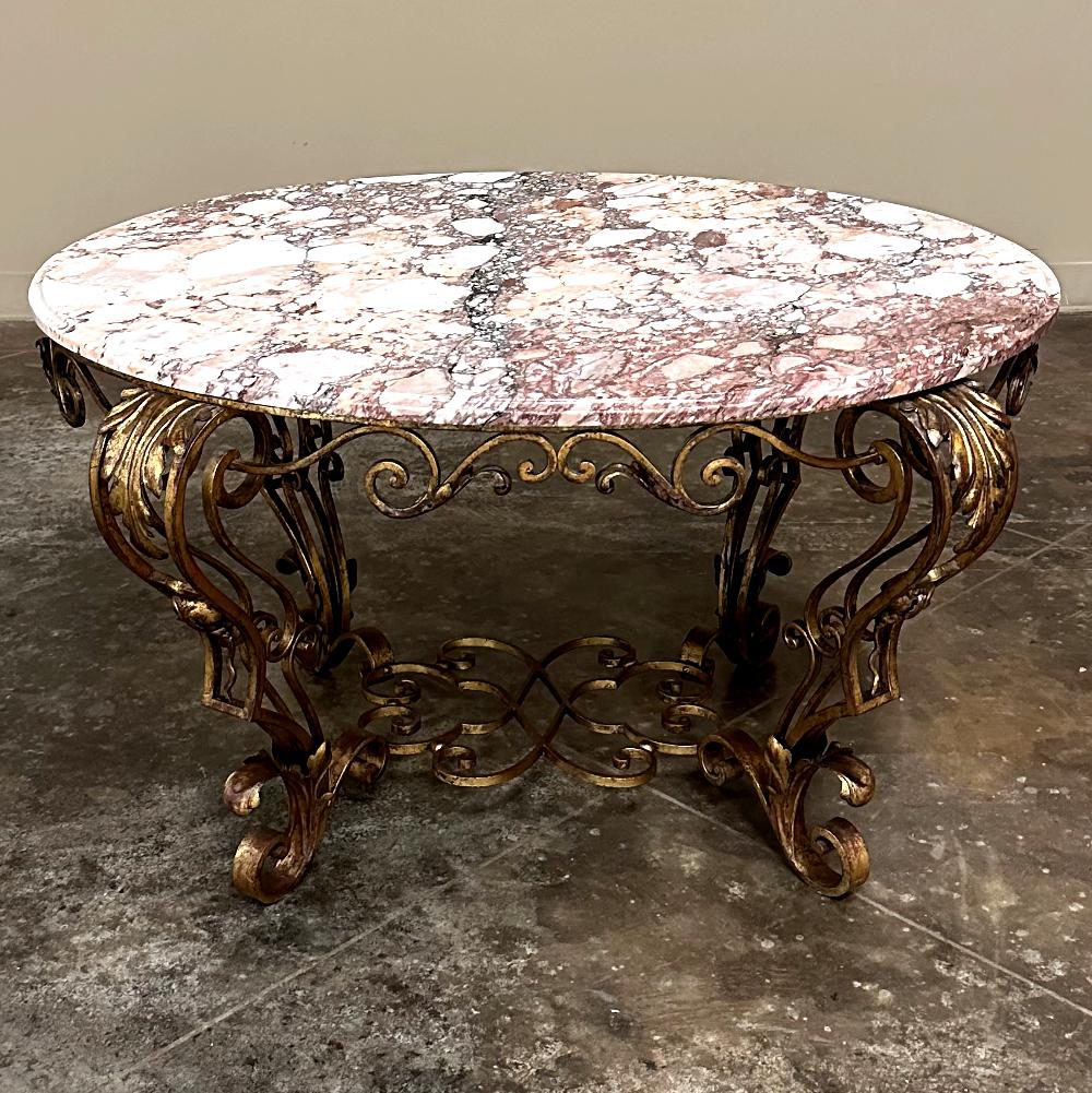 20ième siècle Ancienne table basse italienne en fer forgé peint avec plateau en marbre en vente