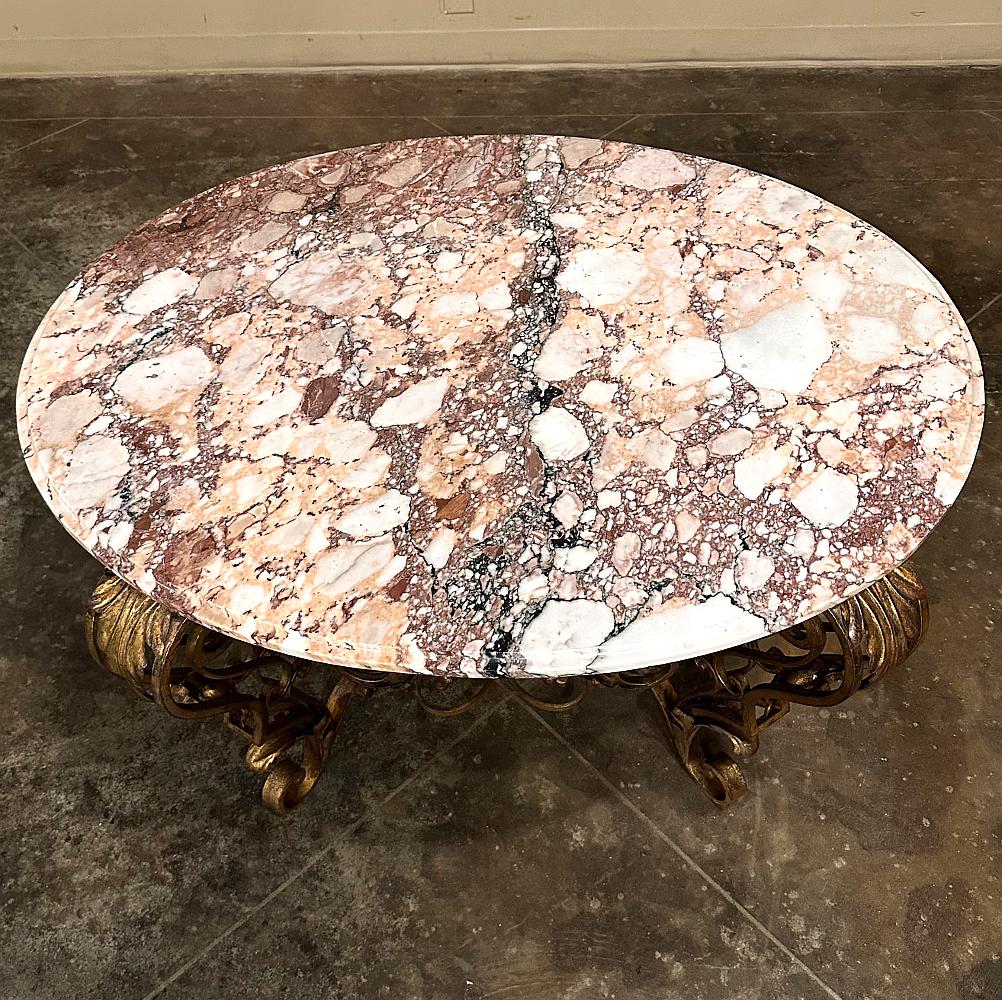 Fer forgé Ancienne table basse italienne en fer forgé peint avec plateau en marbre en vente