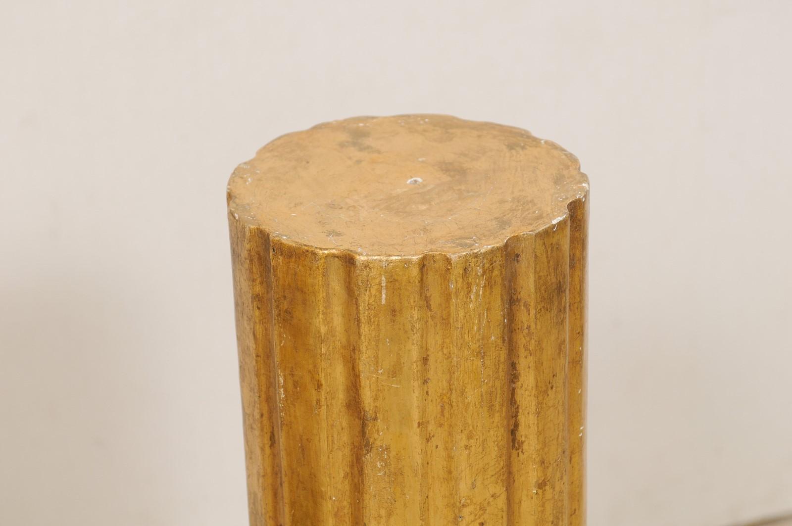 Paire de piédestaux italiens anciens de style coréen romain sculptés et en bois doré en vente 2