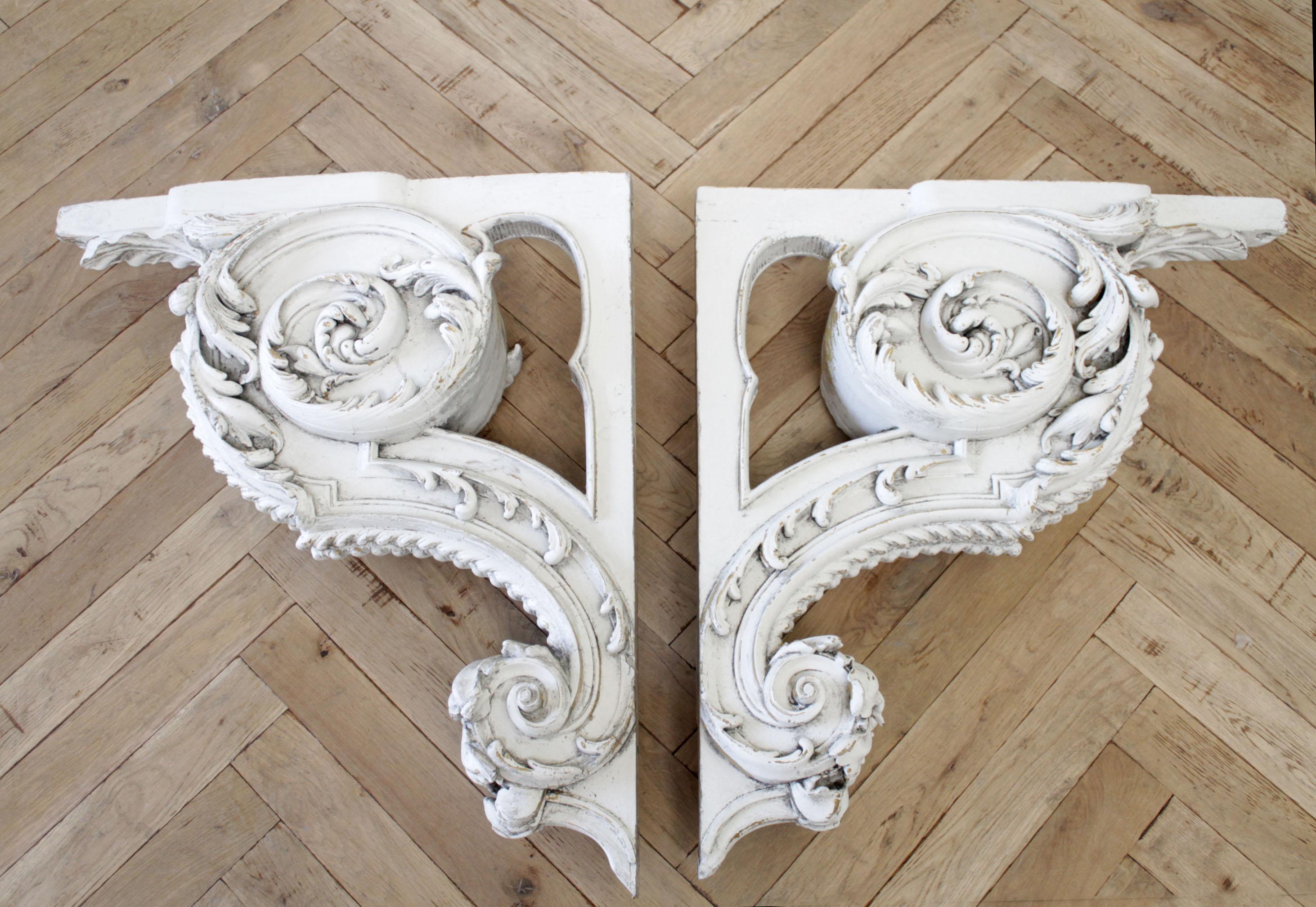 Antique Italian Pair of Carved Architectural Corbels In Good Condition In Brea, CA