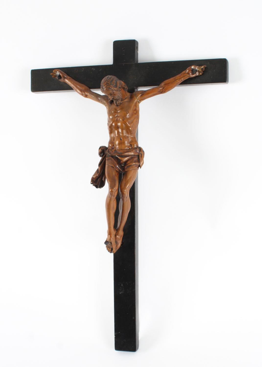 Antique Italian Patinated Box-Wood Corpus Christi Altar Cross 17th Century In Good Condition In London, GB