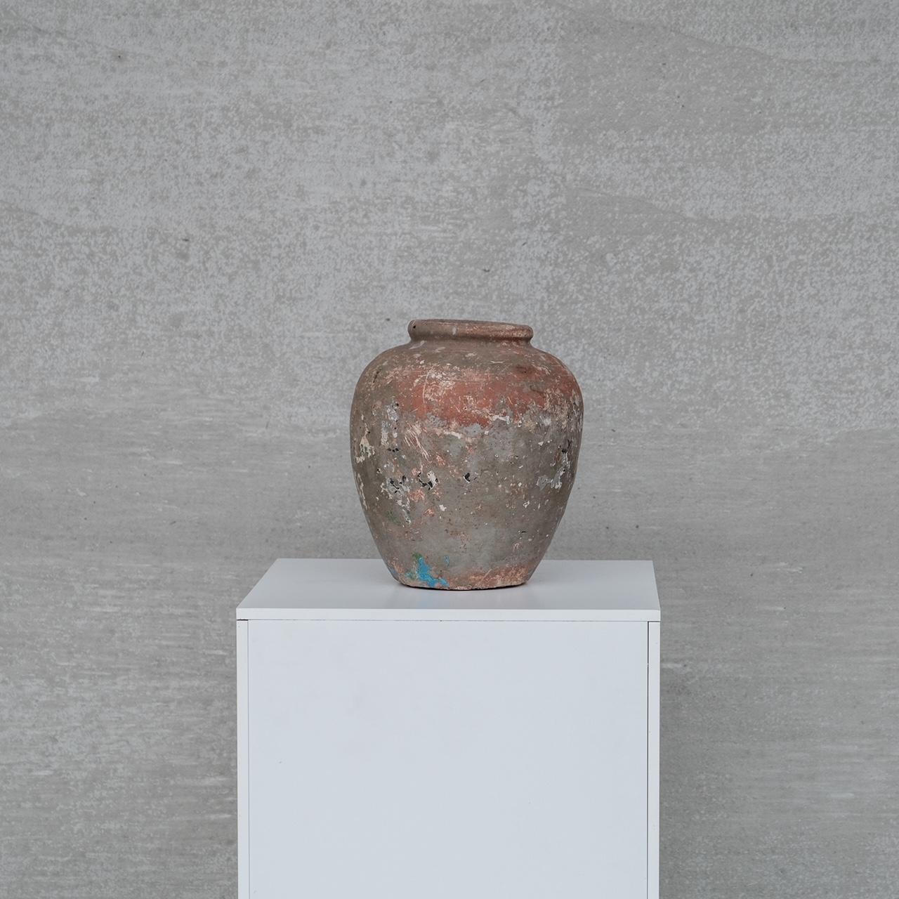 Vase ou pot ancien en céramique peint à plusieurs niveaux. 

Italie, vers 1900. 

Idéal pour donner du caractère à un environnement contemporain ou ancien. 

Facile à coiffer. 

Bon état. 

Réf. interne : 24/04/24/003.

Emplacement : Belgique