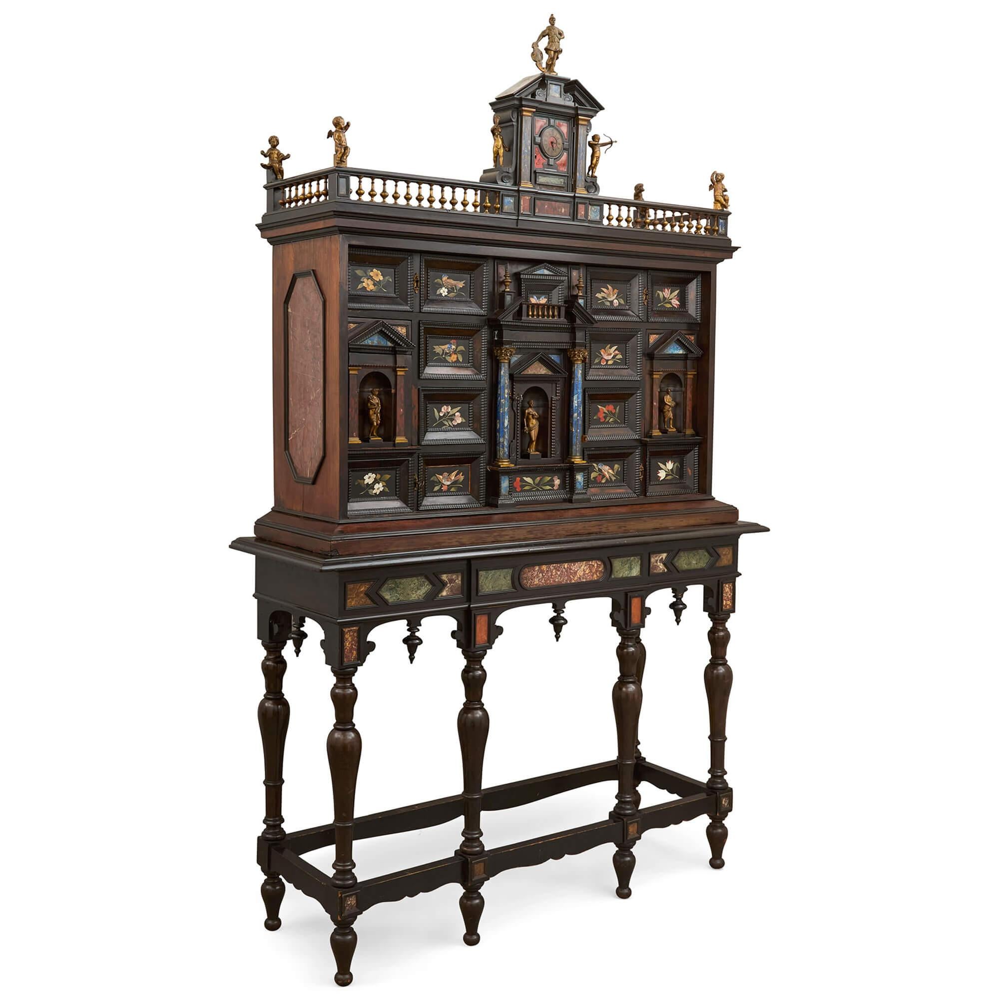 Antiguo Armario Italiano de Pietra Dura de Madera Ormolu sobre Pie 
Italiano, finales del siglo XIX 
Altura 227 cm, anchura 141 cm, profundidad 46 cm

Rico en detalles y artesanía, este magnífico armario italiano sobre pie data de finales del siglo