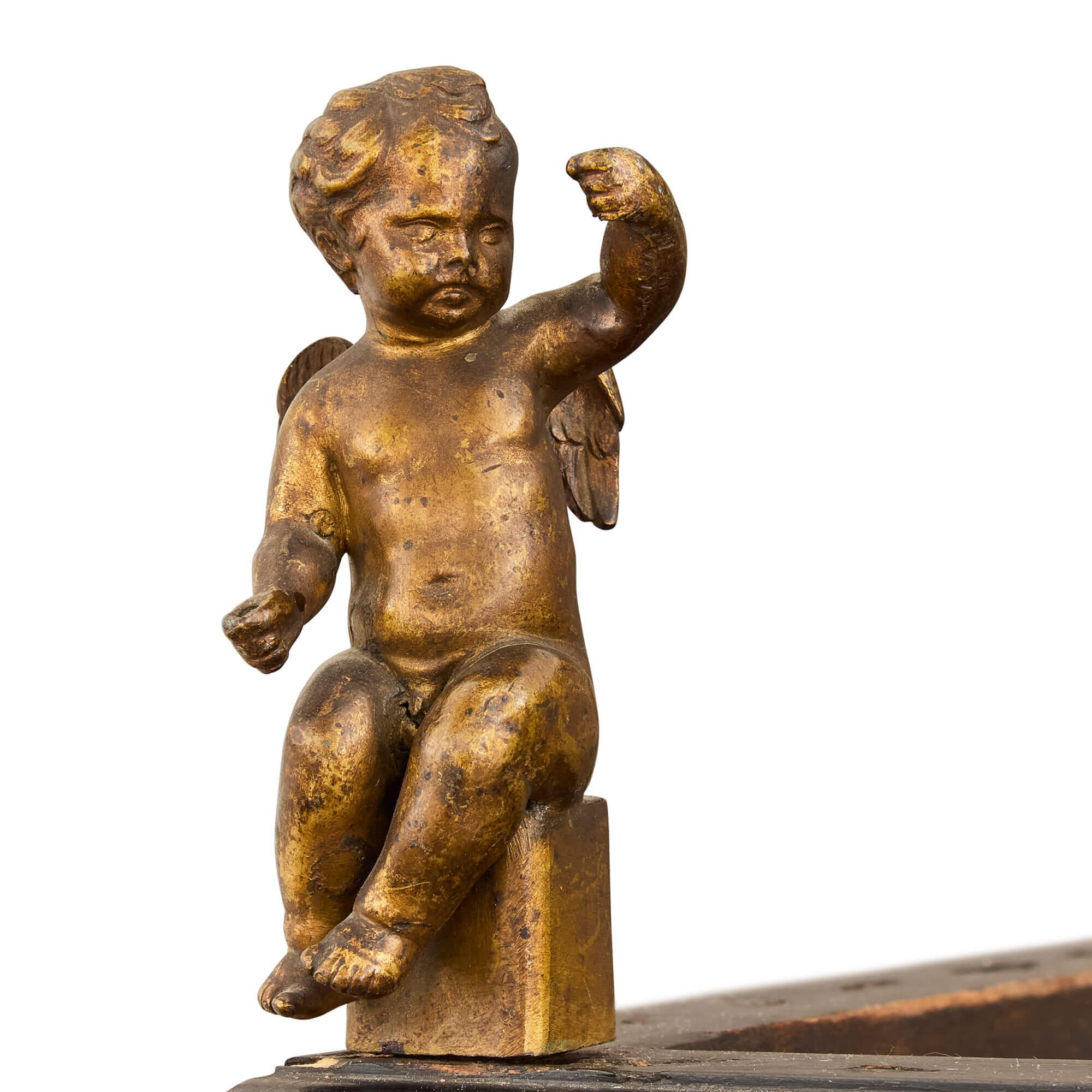 Antiguo Armario Italiano de Pietra Dura de Madera Ormolu sobre Pie Vaciado en venta