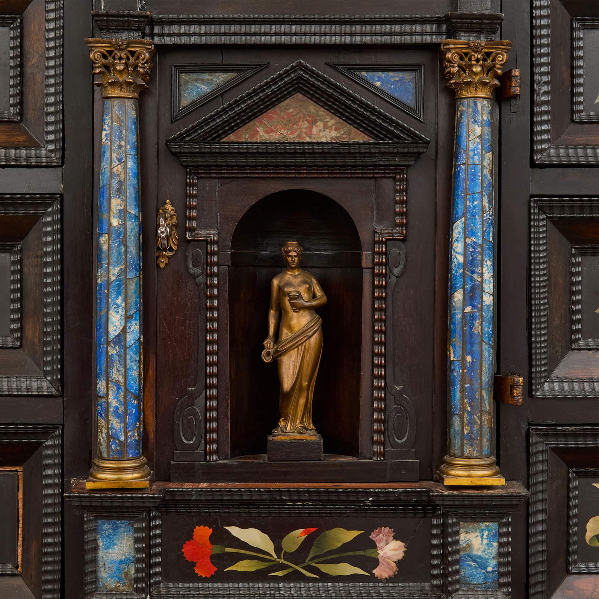 Antiguo Armario Italiano de Pietra Dura de Madera Ormolu sobre Pie siglo XIX en venta