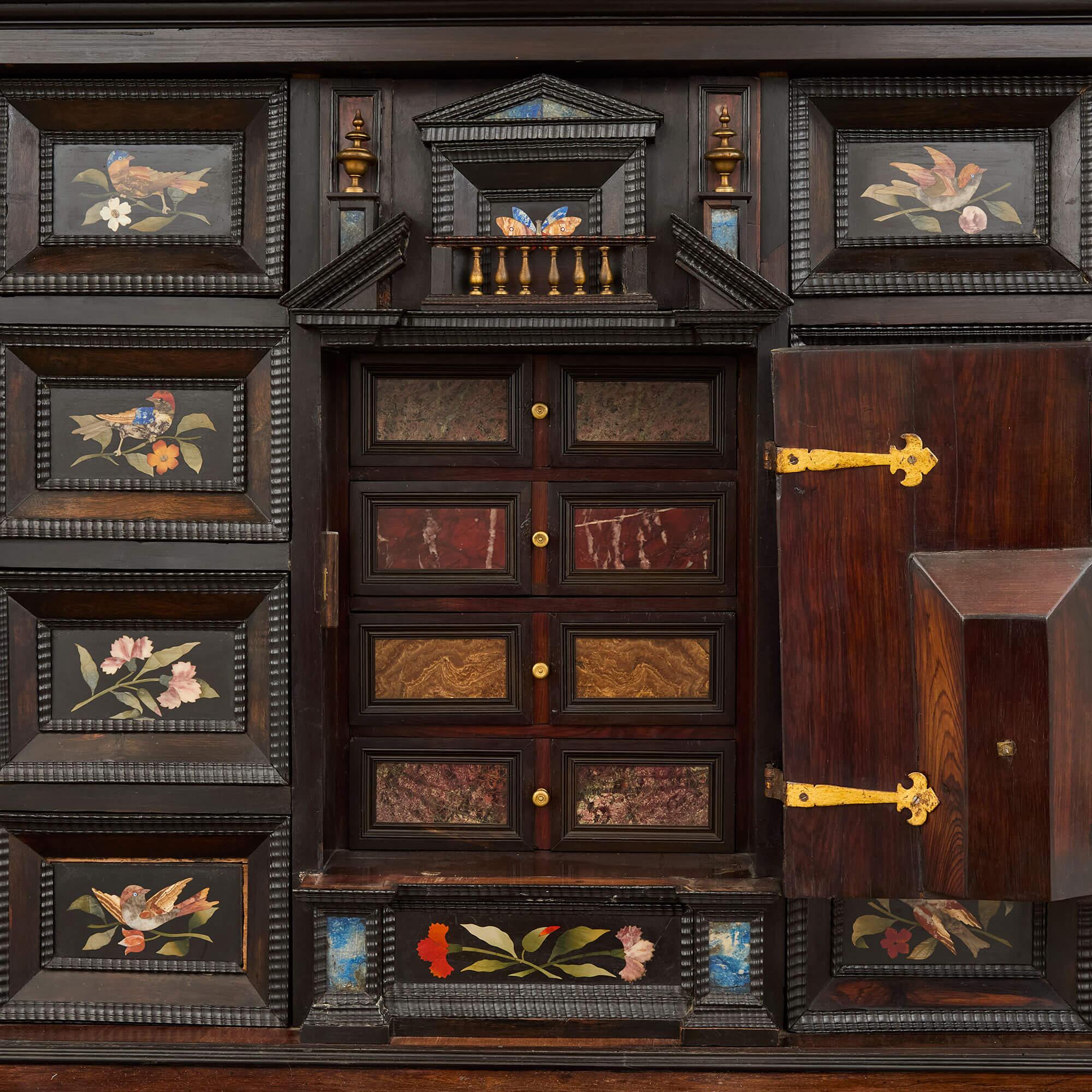 Antiguo Armario Italiano de Pietra Dura de Madera Ormolu sobre Pie Piedra en venta