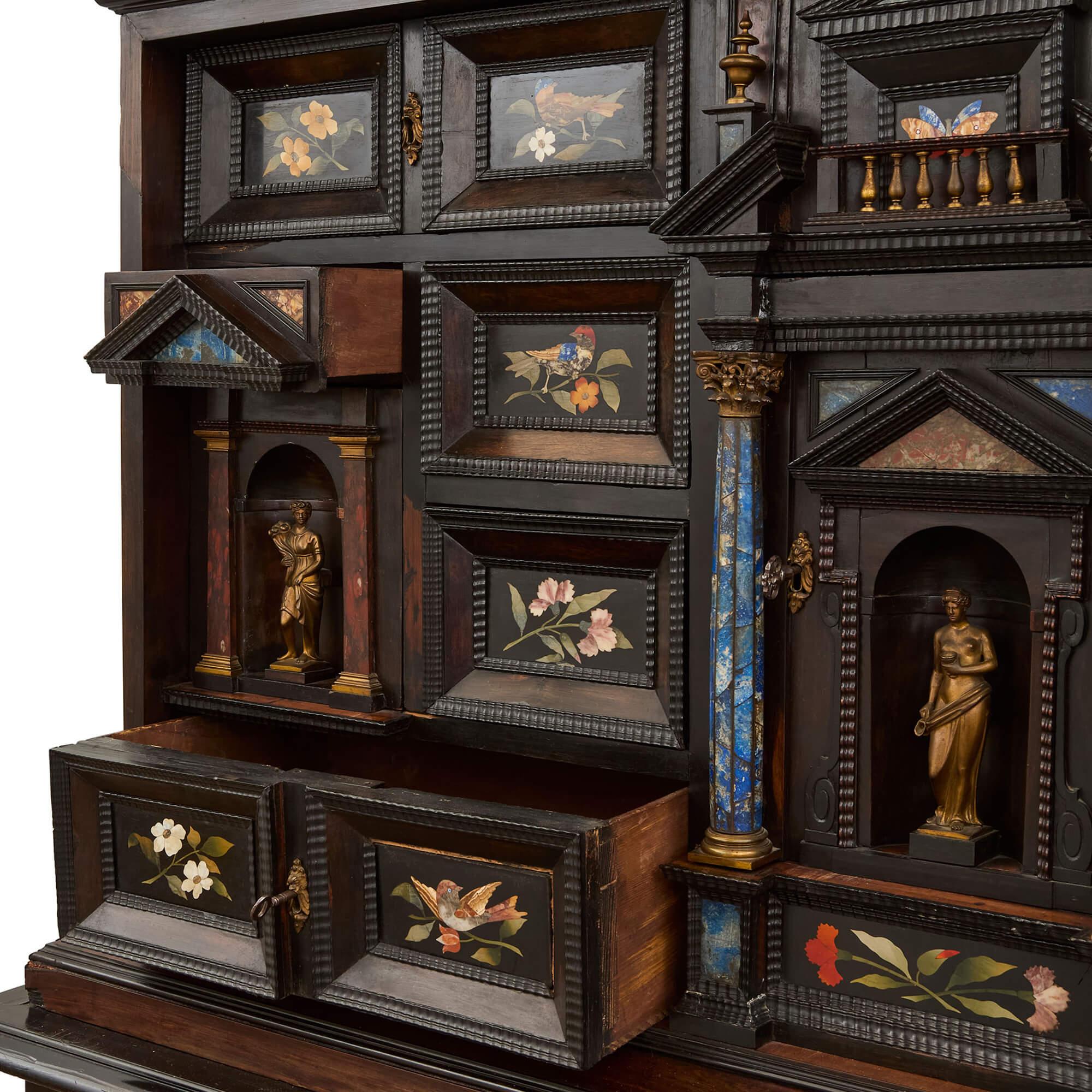 Antiguo Armario Italiano de Pietra Dura de Madera Ormolu sobre Pie en venta 2