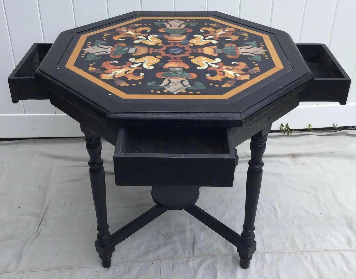 XIX secolo Antico tavolo da centro ottagonale in pietra dura italiana in vendita