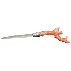 Antico tagliacarte italiano in corallo rosa e argento sterling