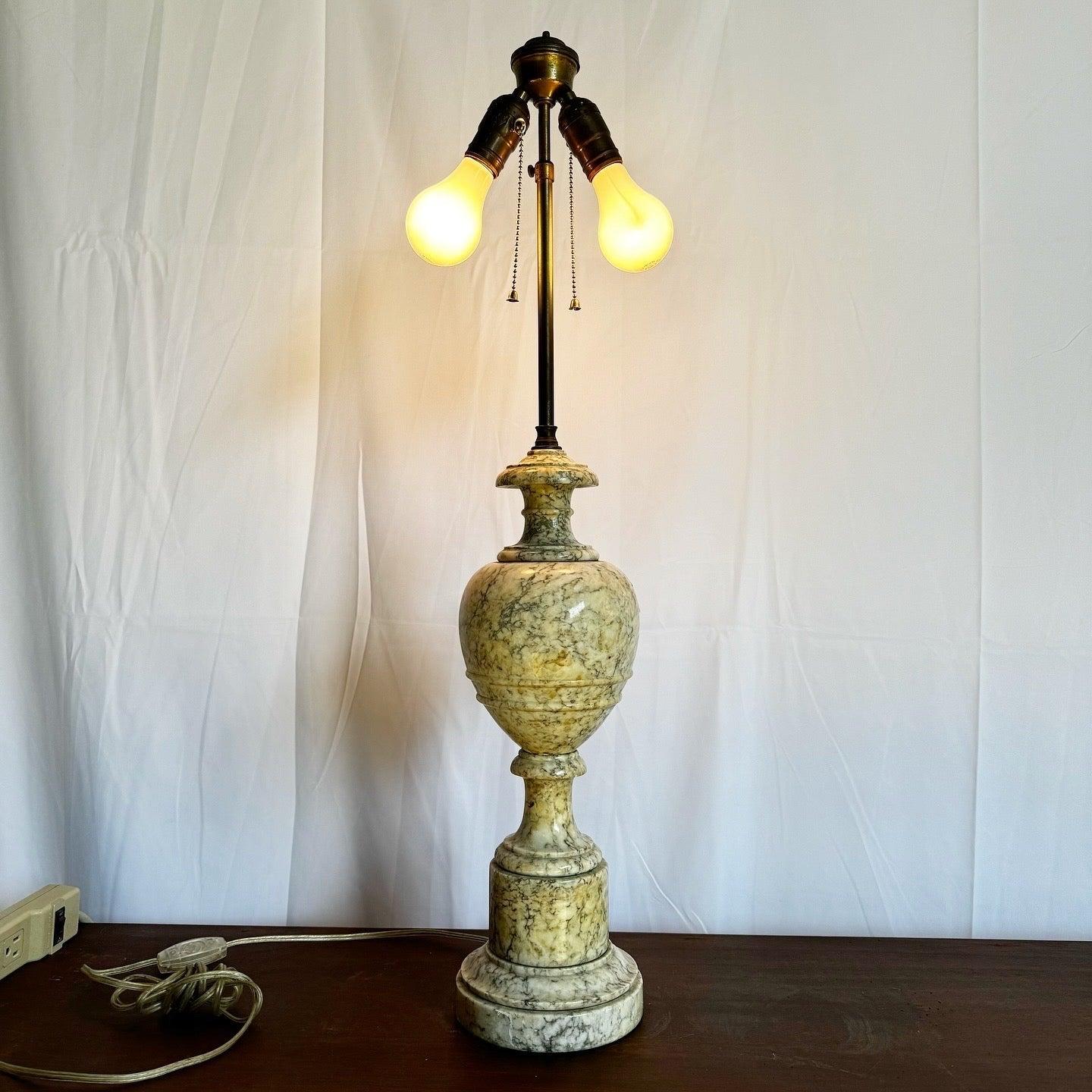 Lampada da tavolo antica in alabastro italiano con base in alabastro lucido e design a forma di urna, con doppie prese per una maggiore funzionalità.
 
 Vendiamo gli articoli così come sono stati acquistati, senza alcun restauro o riparazione. I