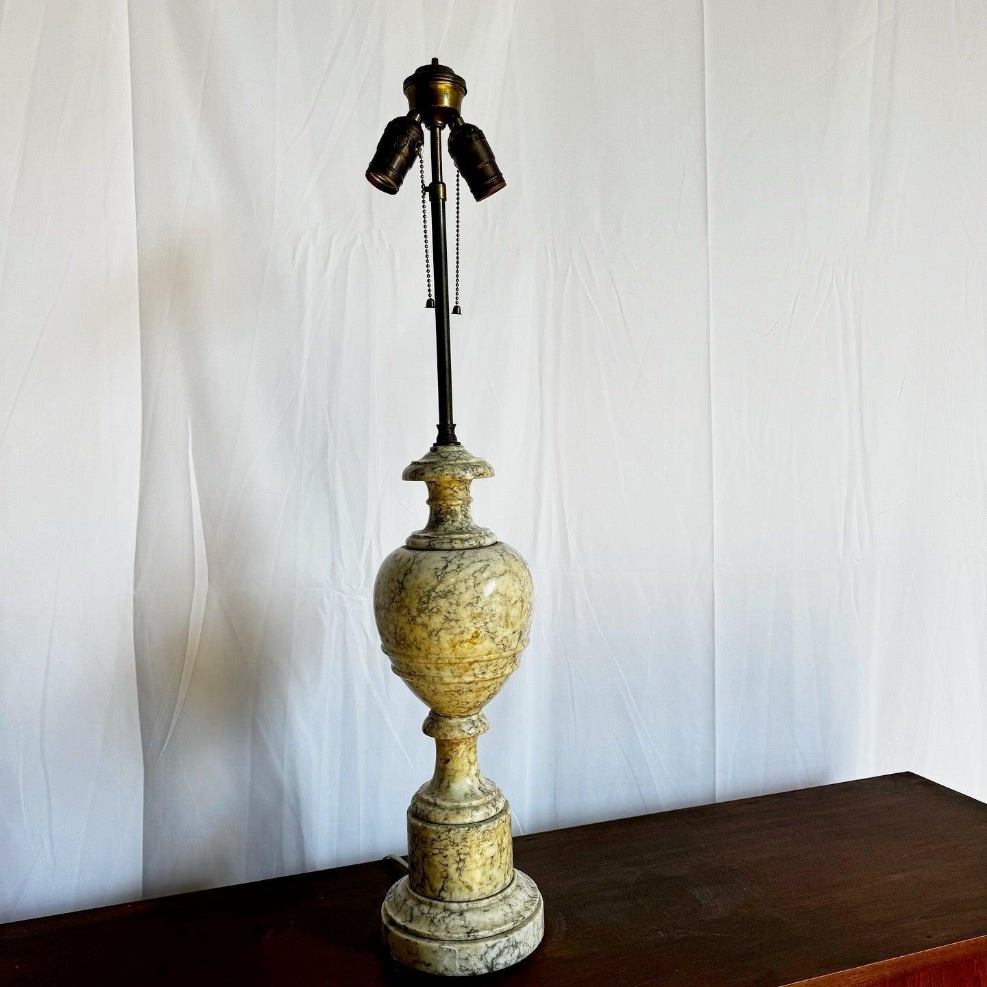 Italiano Antica lampada da tavolo italiana in alabastro lucido in vendita