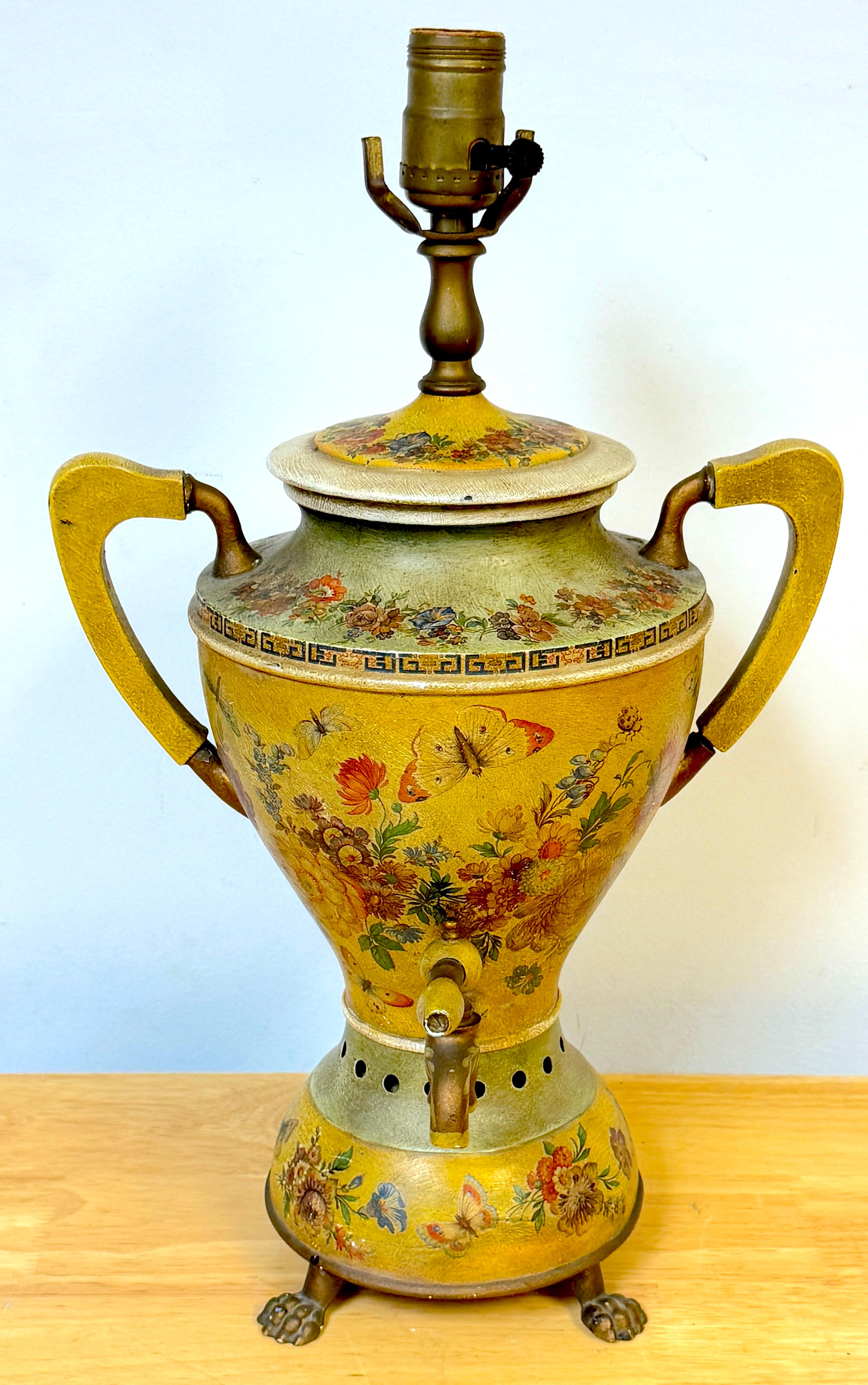 Antiker italienischer polychromierter Teesamowar, jetzt als Lampe 
Samowar Italien, 1900er Jahre, elektrifiziert CIRCA 1950er Jahre

Dieser antike italienische polychromierte Teesamowar, der jetzt als Lampe umfunktioniert wurde, ist ein