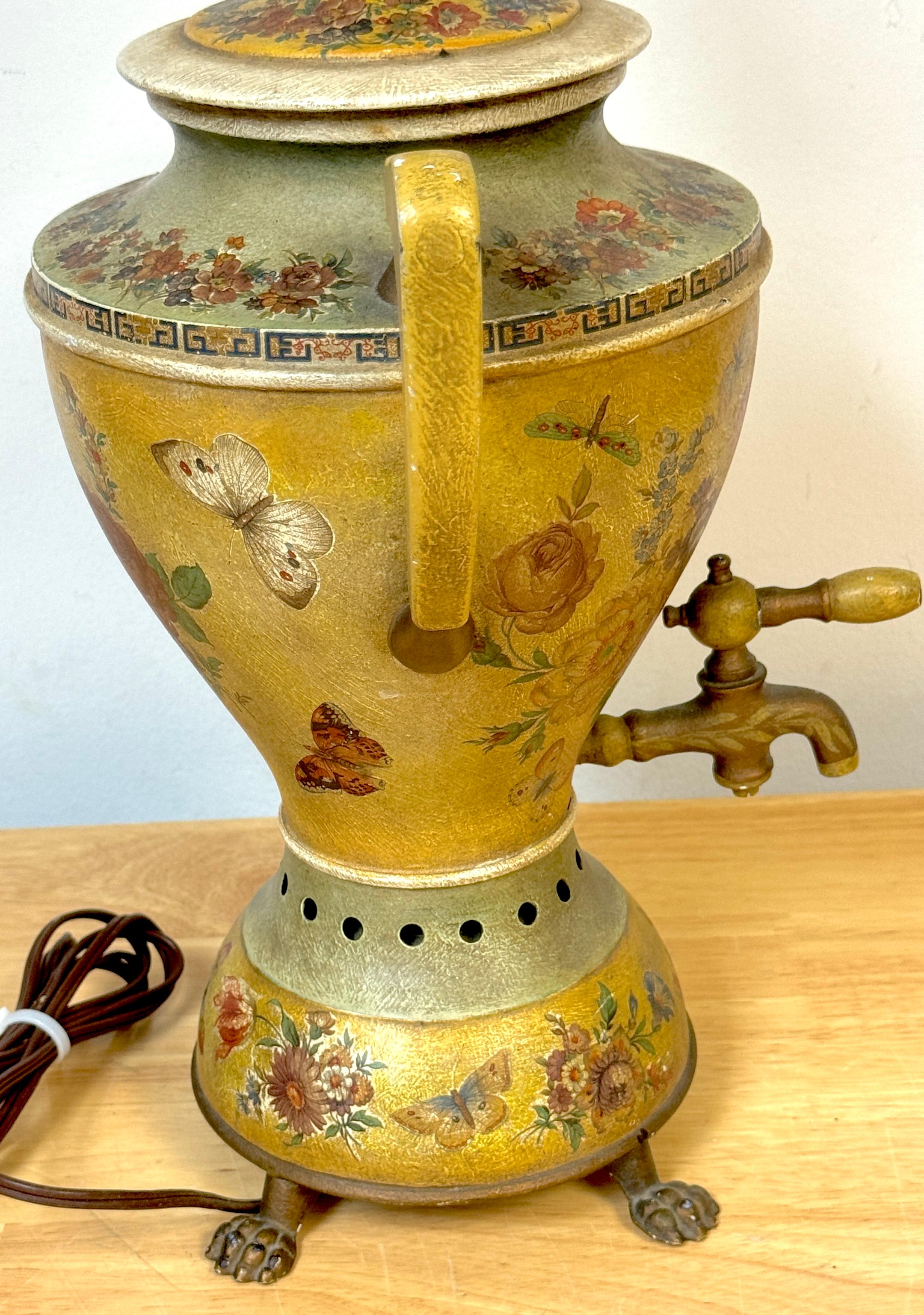 Antiker italienischer polychromierter Teesamowar, jetzt als Lampe (20. Jahrhundert) im Angebot