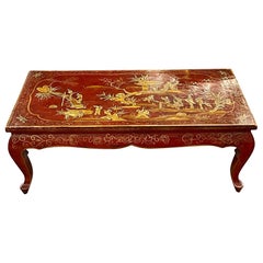 Ancienne table basse italienne rouge décorée de chinoiserie