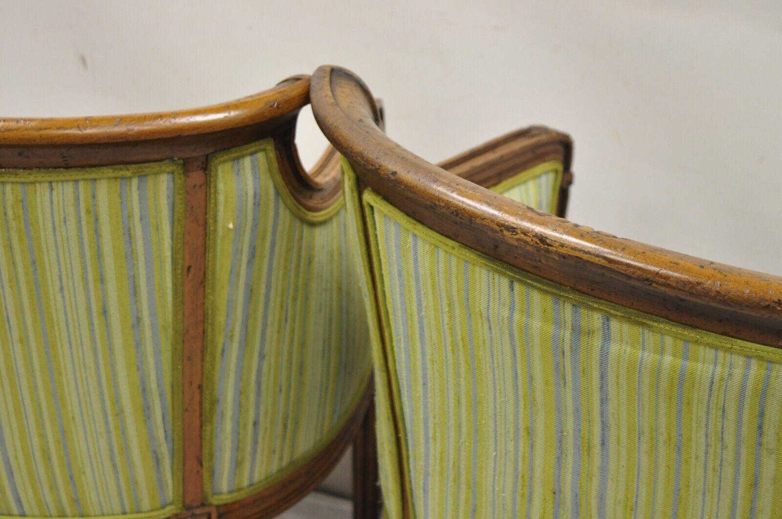 Antike italienische Regency Distressed geschnitzt Nussbaum Barrel zurück Club Chairs - Paar im Angebot 6