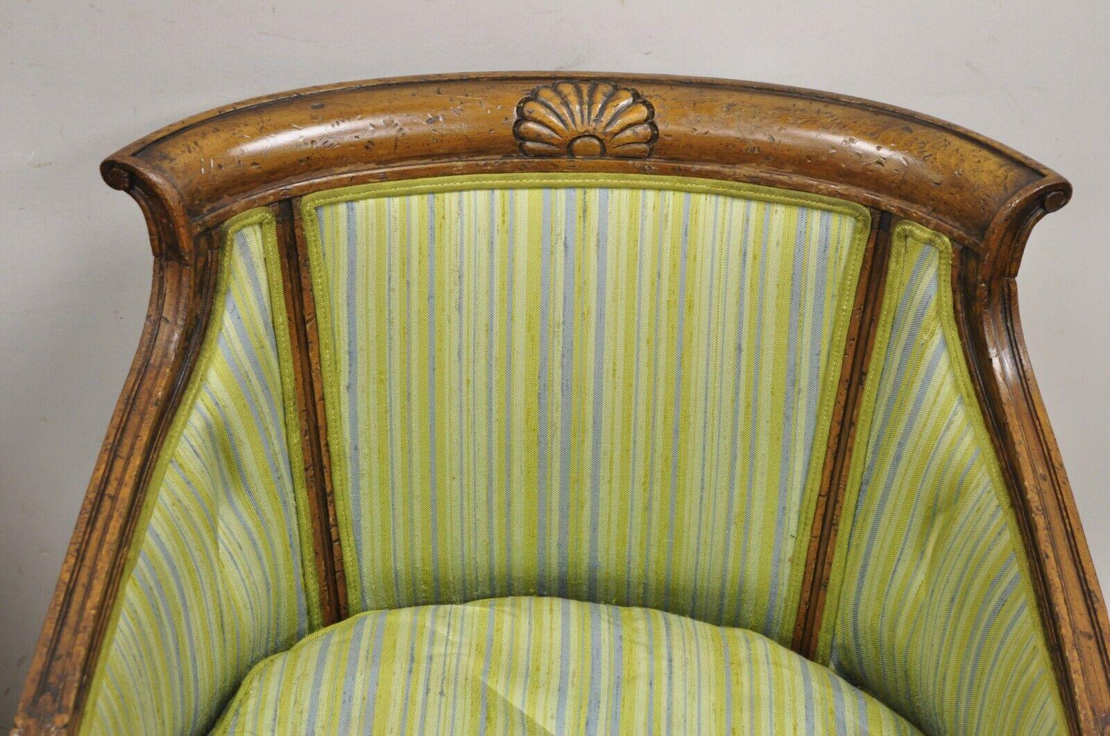 Regency Anciennes chaises club en noyer sculpté et vieilli de style Régence italienne - Paire en vente