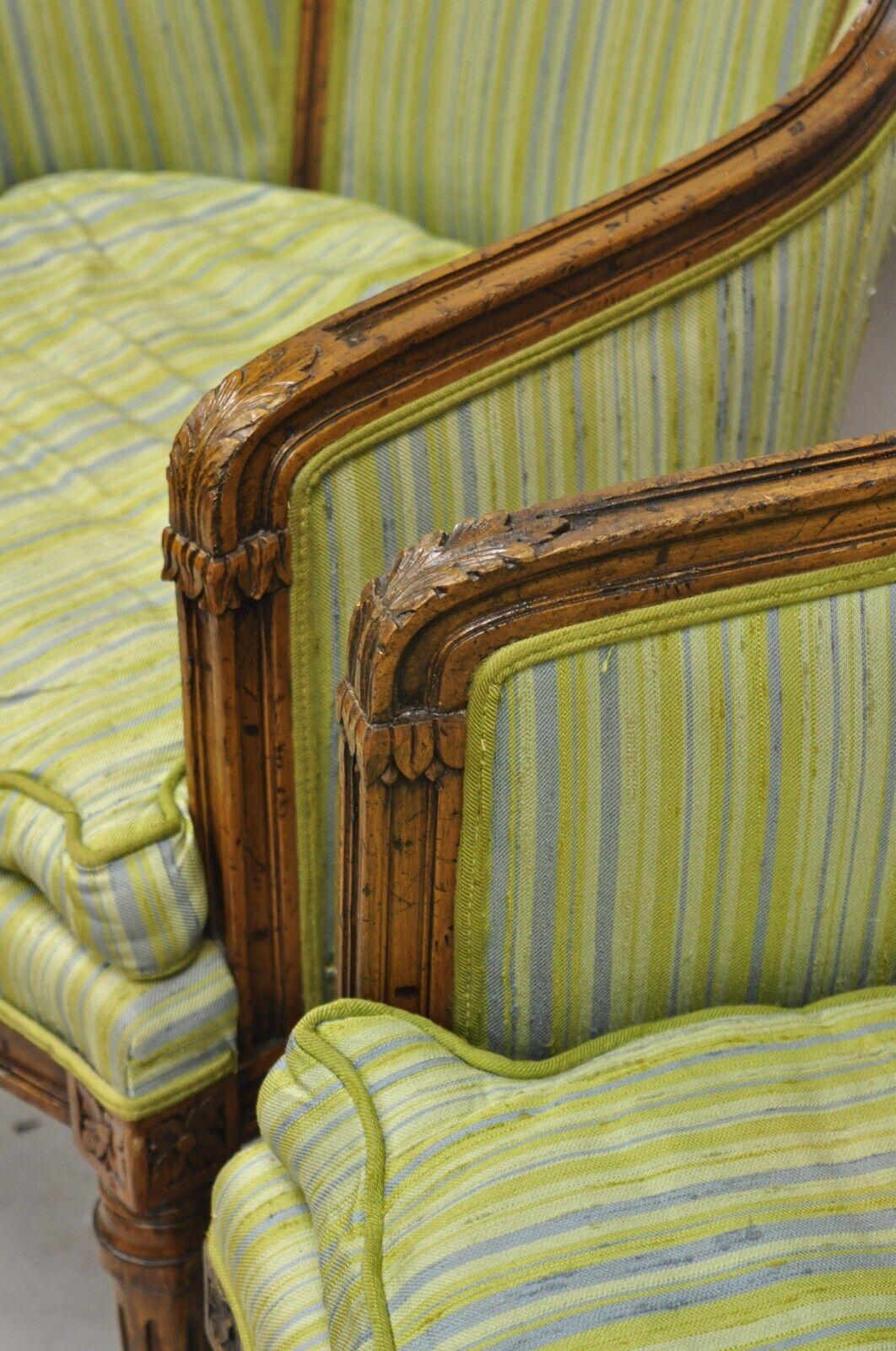 Antike italienische Regency Distressed geschnitzt Nussbaum Barrel zurück Club Chairs - Paar (Frühes 20. Jahrhundert) im Angebot