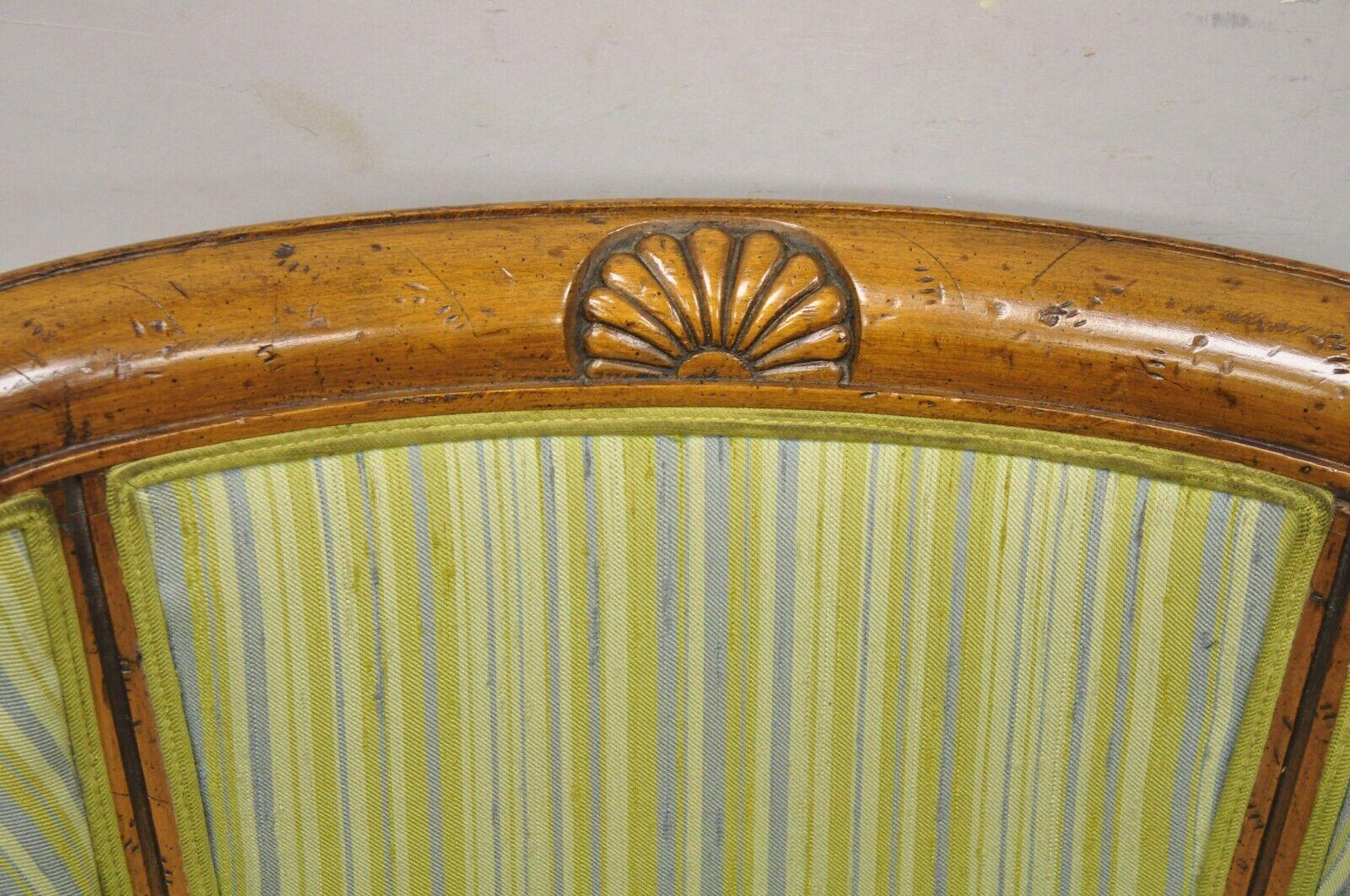 Antike italienische Regency Distressed geschnitzt Nussbaum Barrel zurück Club Chairs - Paar (Walnuss) im Angebot