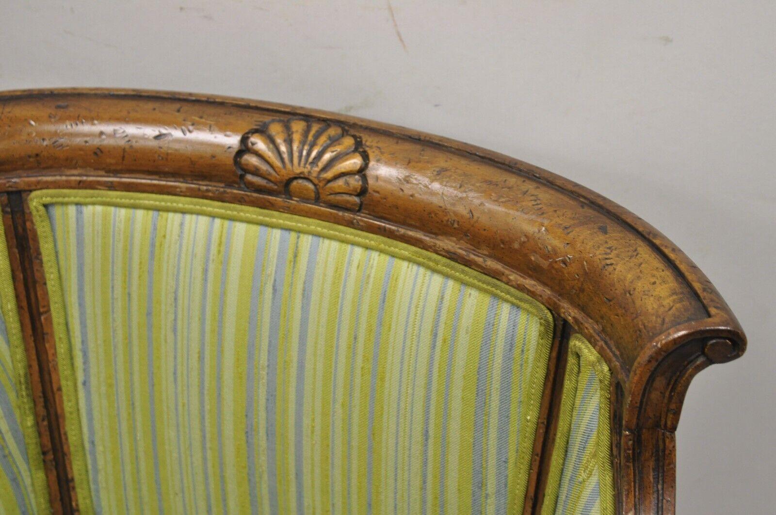 Antike italienische Regency Distressed geschnitzt Nussbaum Barrel zurück Club Chairs - Paar im Angebot 2