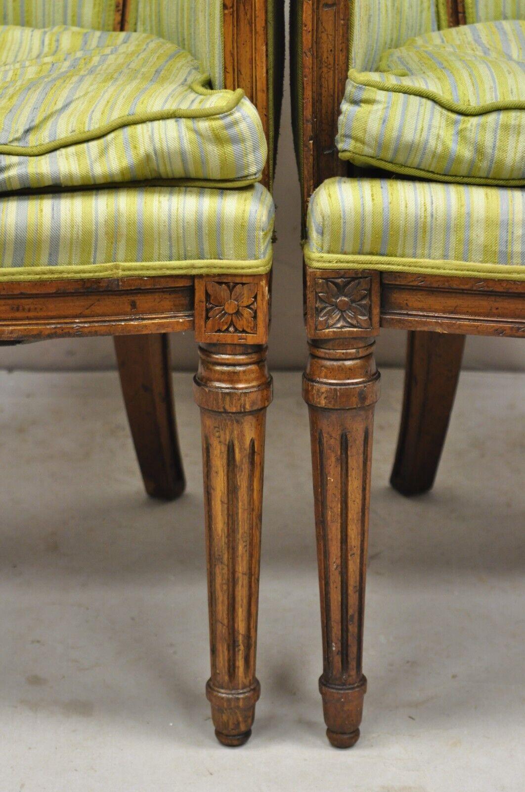 Antike italienische Regency Distressed geschnitzt Nussbaum Barrel zurück Club Chairs - Paar im Angebot 3