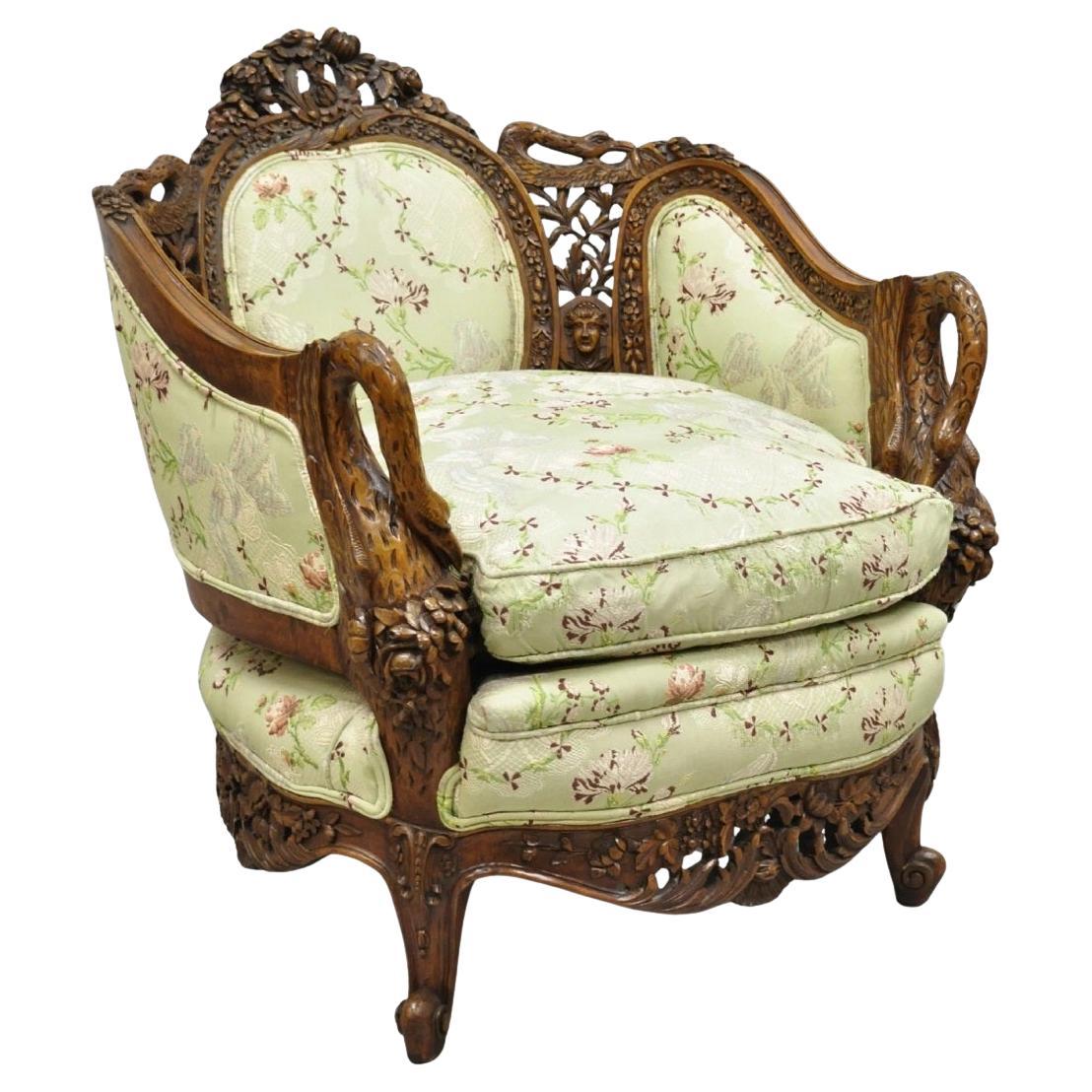 Ancienne chaise de salon de style Régence Italienne en noyer sculpté Antique French Victorian Club Lounge Chair en vente