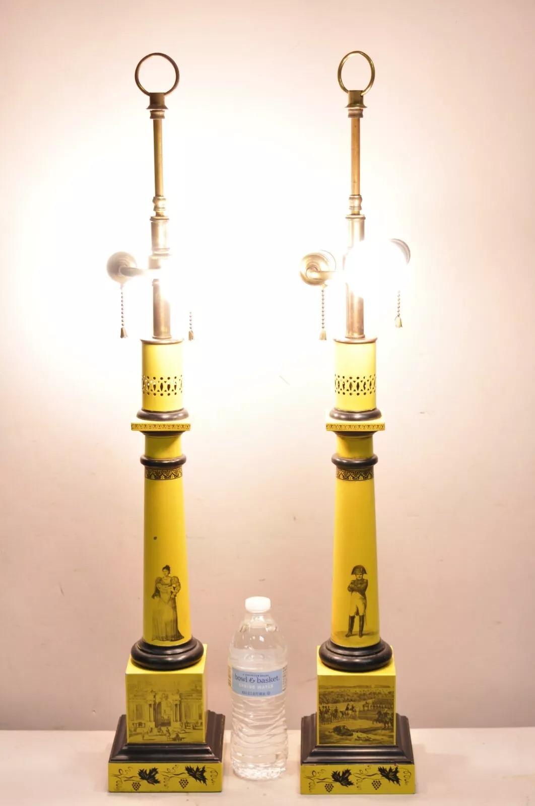 Ancienne paire de lampes à colonne en métal peinte par transfert jaune et de style Régence italienne. Circa Early 20th Century. Dimensions : 31,5