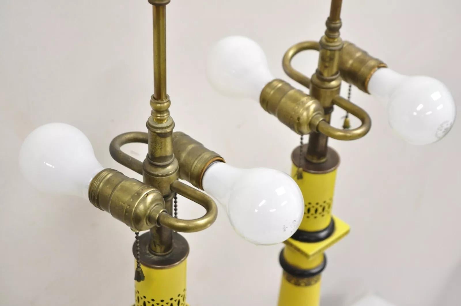 Ancienne paire de lampes de table à colonne en métal tole peinte en jaune de style Régence italienne Bon état - En vente à Philadelphia, PA