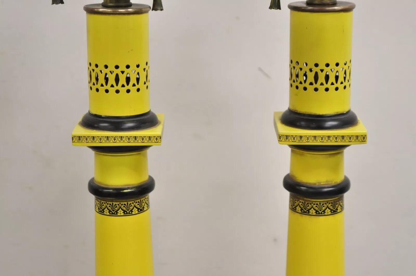 20ième siècle Ancienne paire de lampes de table à colonne en métal tole peinte en jaune de style Régence italienne en vente