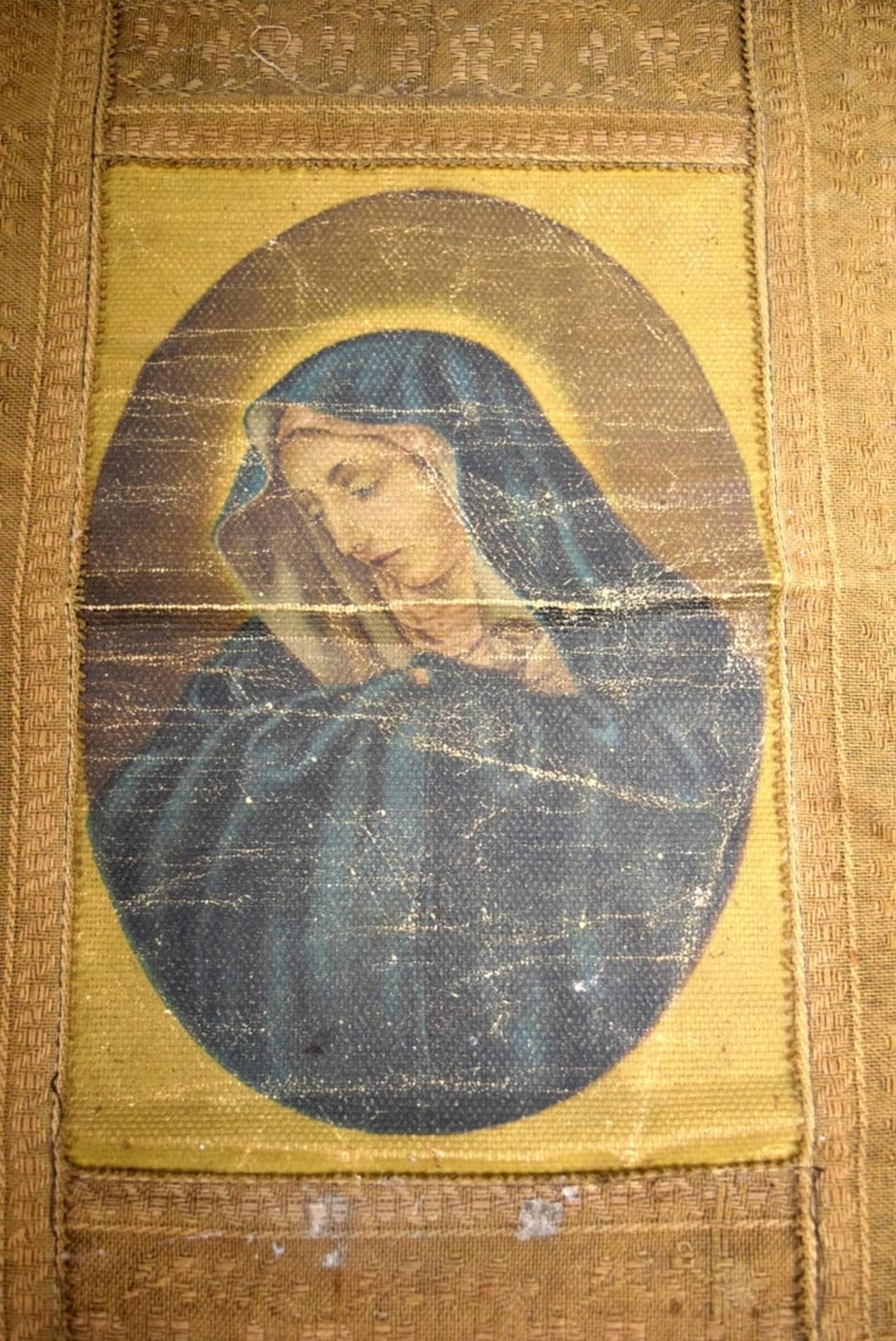 Splendido stendardo religioso italiano del XIX secolo con oleografia della Madonna Addolorata, Madre di Gesù, supporto originale, asta, corda, frangia e nappe. 

Italia; circa 1860

Dimensioni: (circa)
Altezza 20