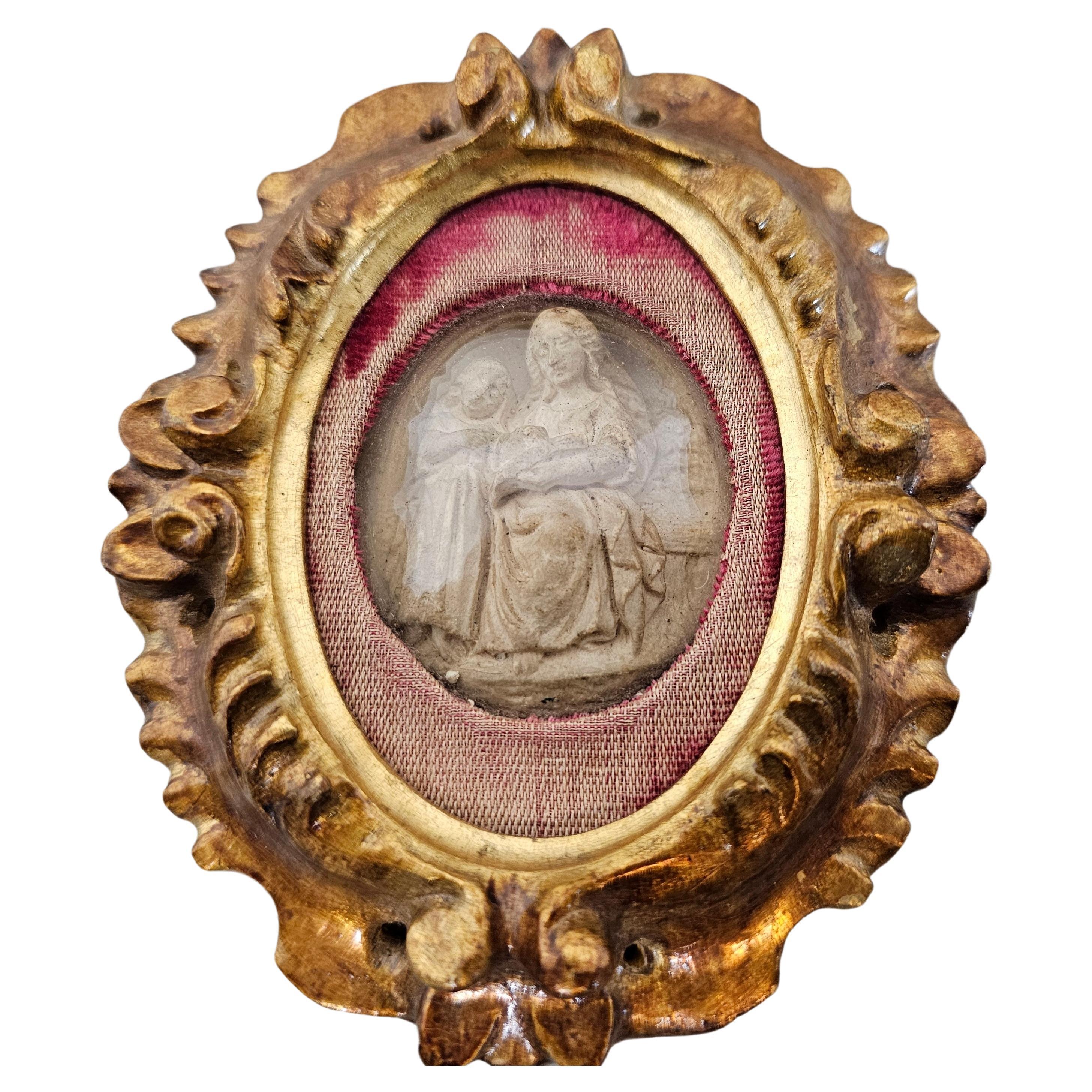 Ancienne sculpture religieuse italienne en bois doré sculptée en relief en relief en vente