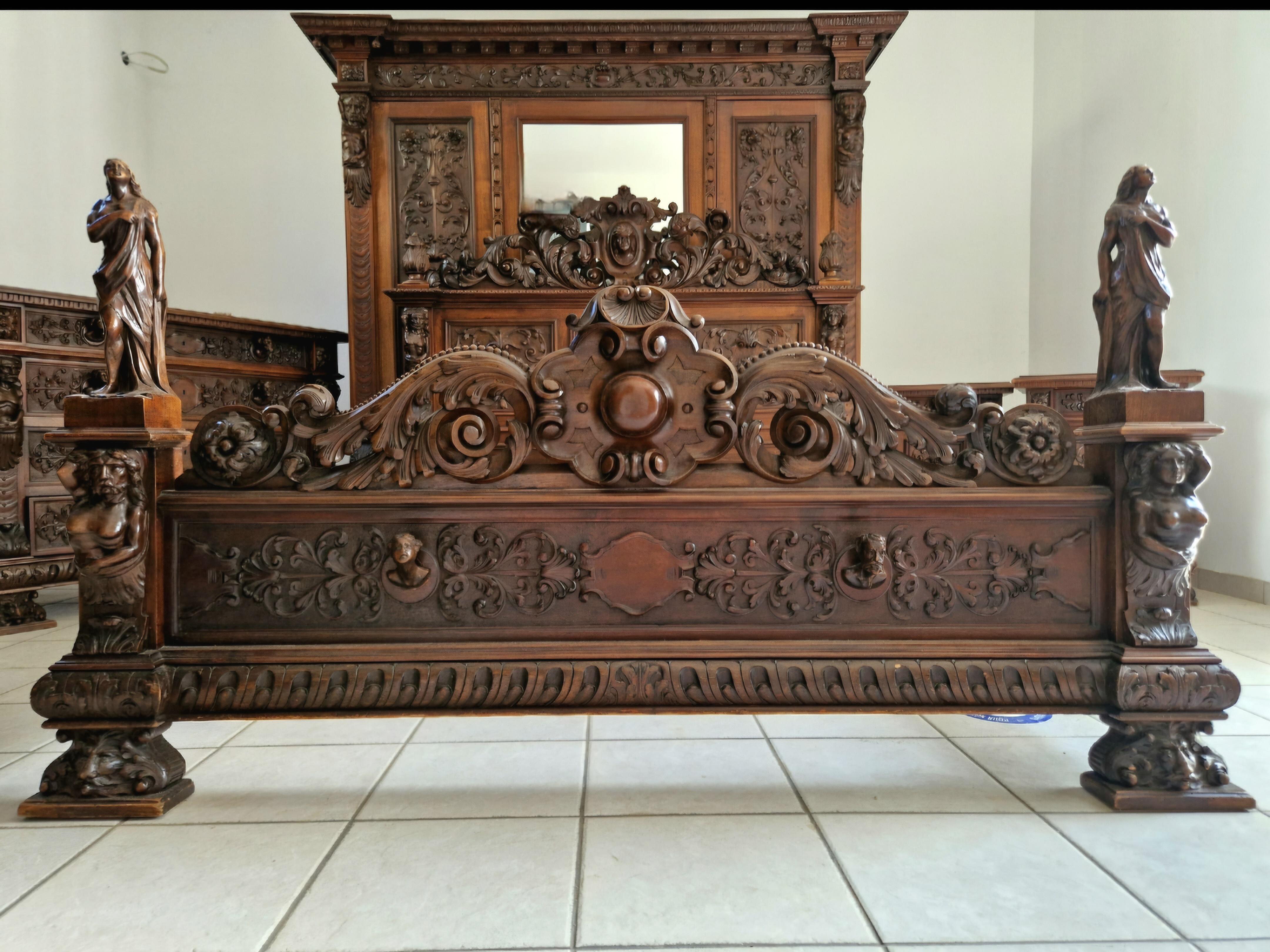 Cet ensemble de chambre à coucher absolument magnifique et rare de 5 pièces est une œuvre d'art fantastique. La chambre à coucher comprend un fabuleux lit lourdement sculpté avec des statues féminines au pied du lit. Ce lit king-size est doté d'une