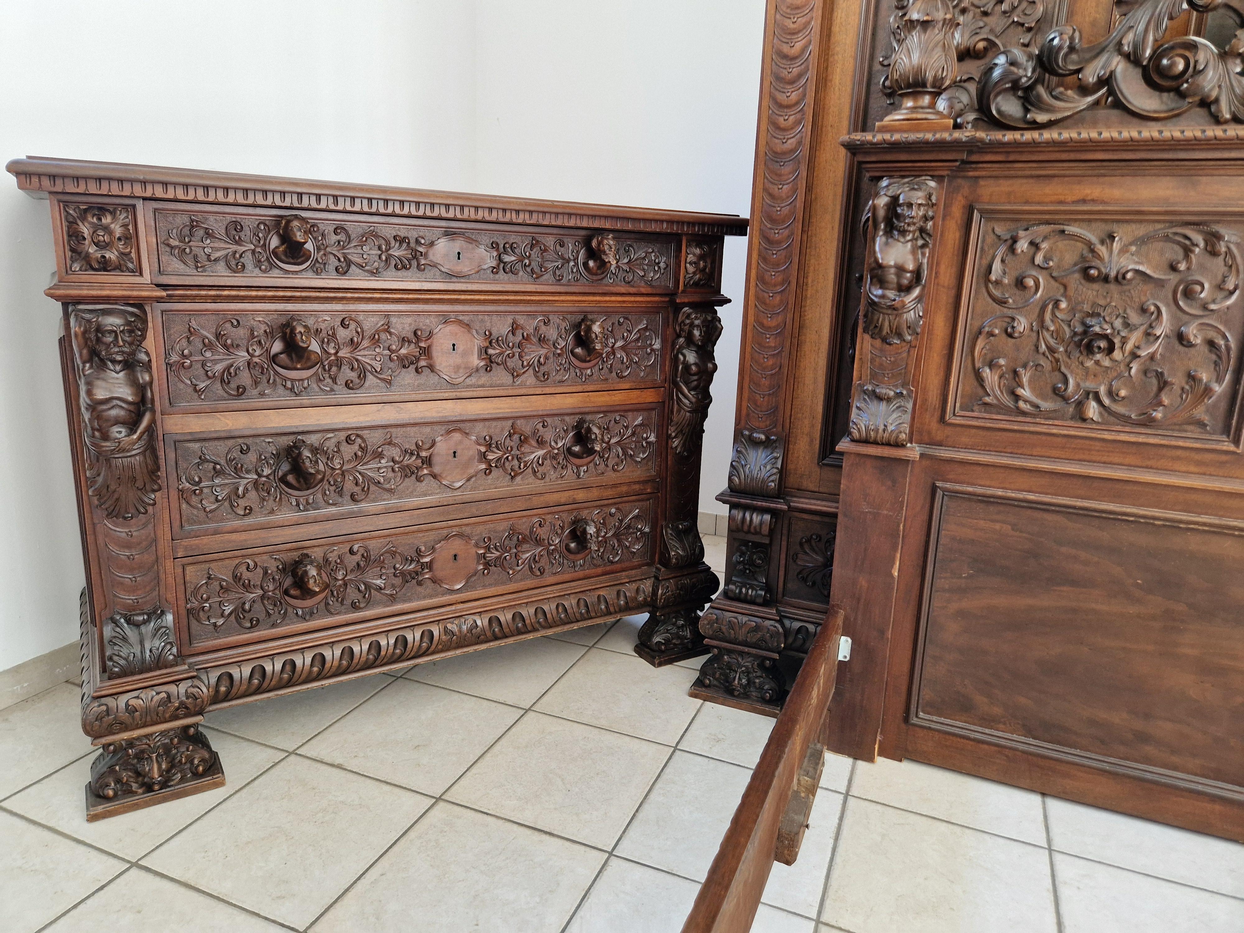 Noyer Ancien ensemble de chambre à coucher Bambocci de la Renaissance italienne avec lit king size en vente