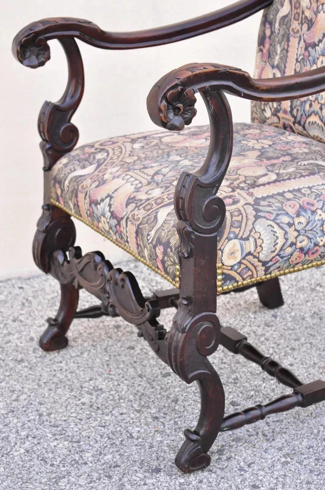 20ième siècle Ancienne chaise à accoudoirs en noyer sculpté et tapisserie Renaissance baroque italienne en vente