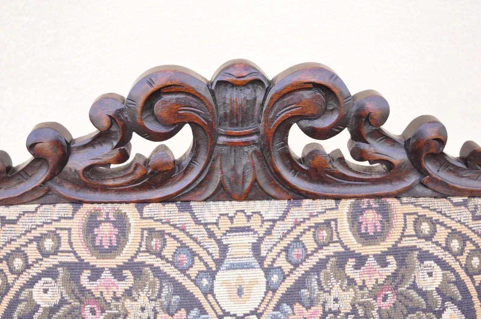 Ancienne chaise à accoudoirs en noyer sculpté et tapisserie Renaissance baroque italienne en vente 1