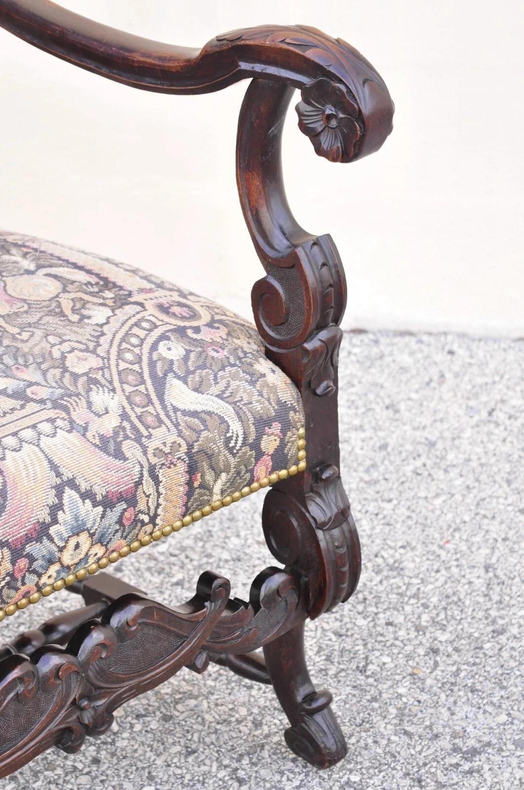 Ancienne chaise à accoudoirs en noyer sculpté et tapisserie Renaissance baroque italienne en vente 2