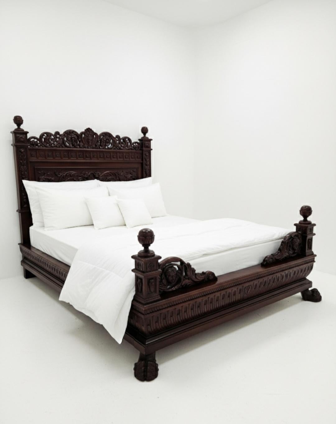 Nous proposons à la vente ce grand lit sculpté de style Renaissance.



Apportez la majesté et l'art d'une époque révolue dans votre maison avec ce magnifique lit EU King Antique Renaissance Revival.

Sculptée à la main avec une profondeur et des
