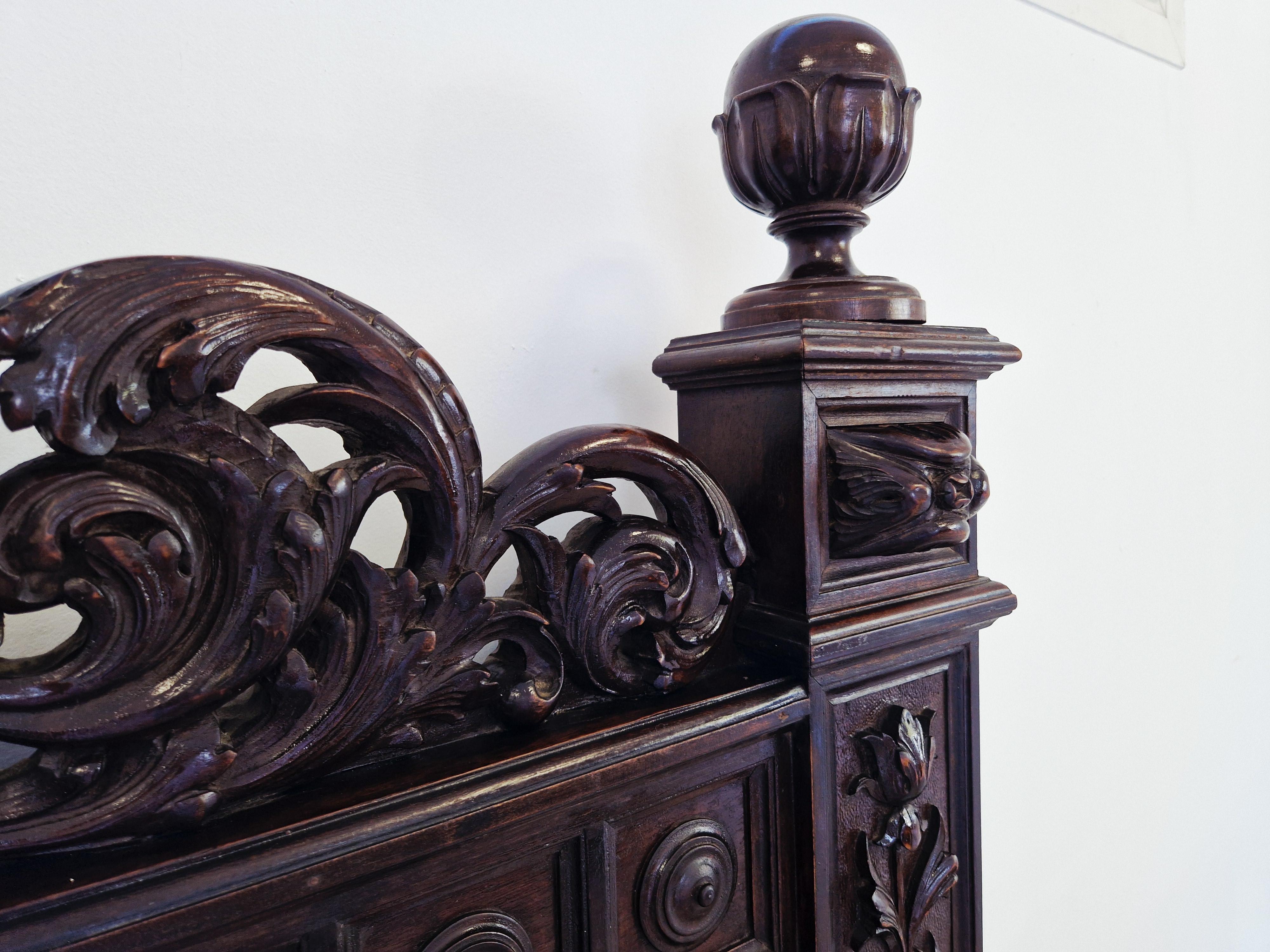 Sculpté à la main Lit antique de la Renaissance italienne en vente