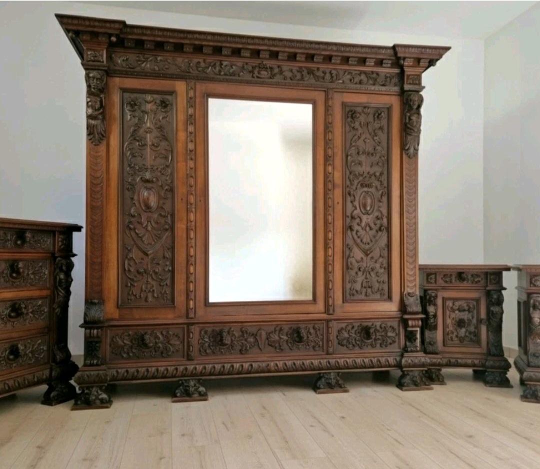 Antiquities Italian Renaissance Bedroom Set 5 Pieces en vente 10