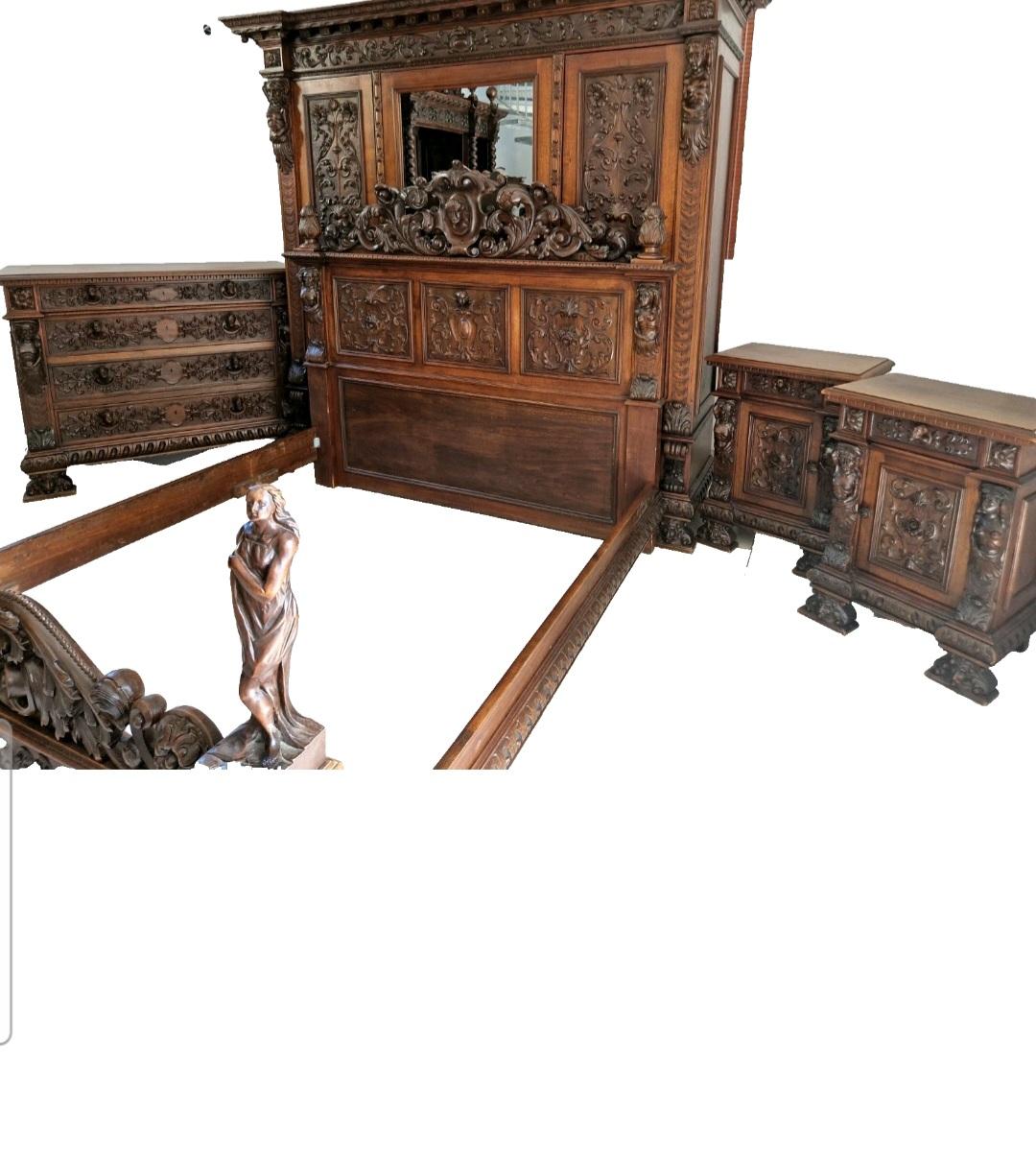 Antiquities Italian Renaissance Bedroom Set 5 Pieces en vente 11