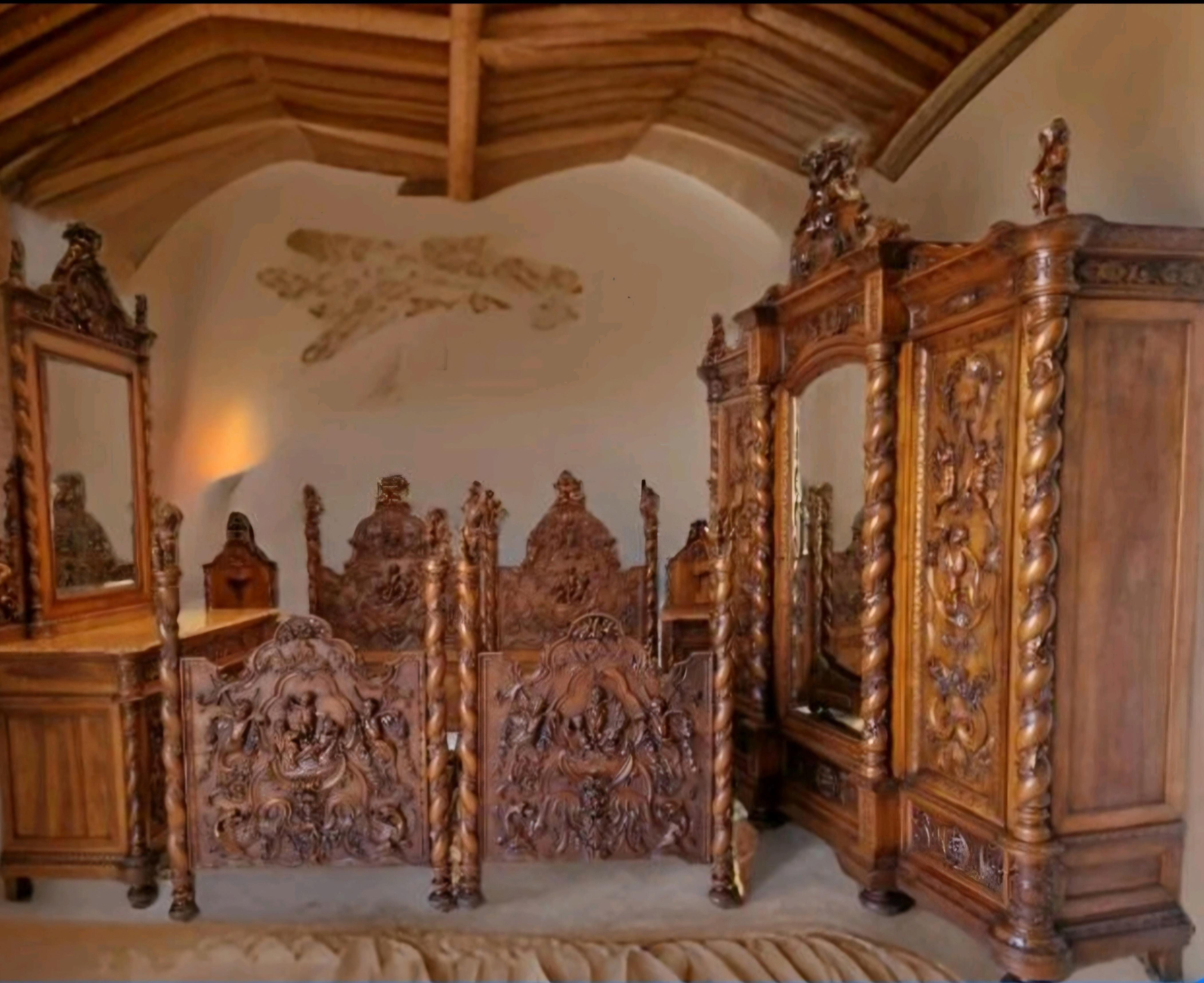 Cet ensemble de chambre à coucher 7 pièces, absolument magnifique et rare, est une œuvre d'art fantastique, attr. Luigi Frullini. La chambre à coucher comprend un fabuleux lit lourdement sculpté, qui peut être utilisé comme paire de lits simples ou
