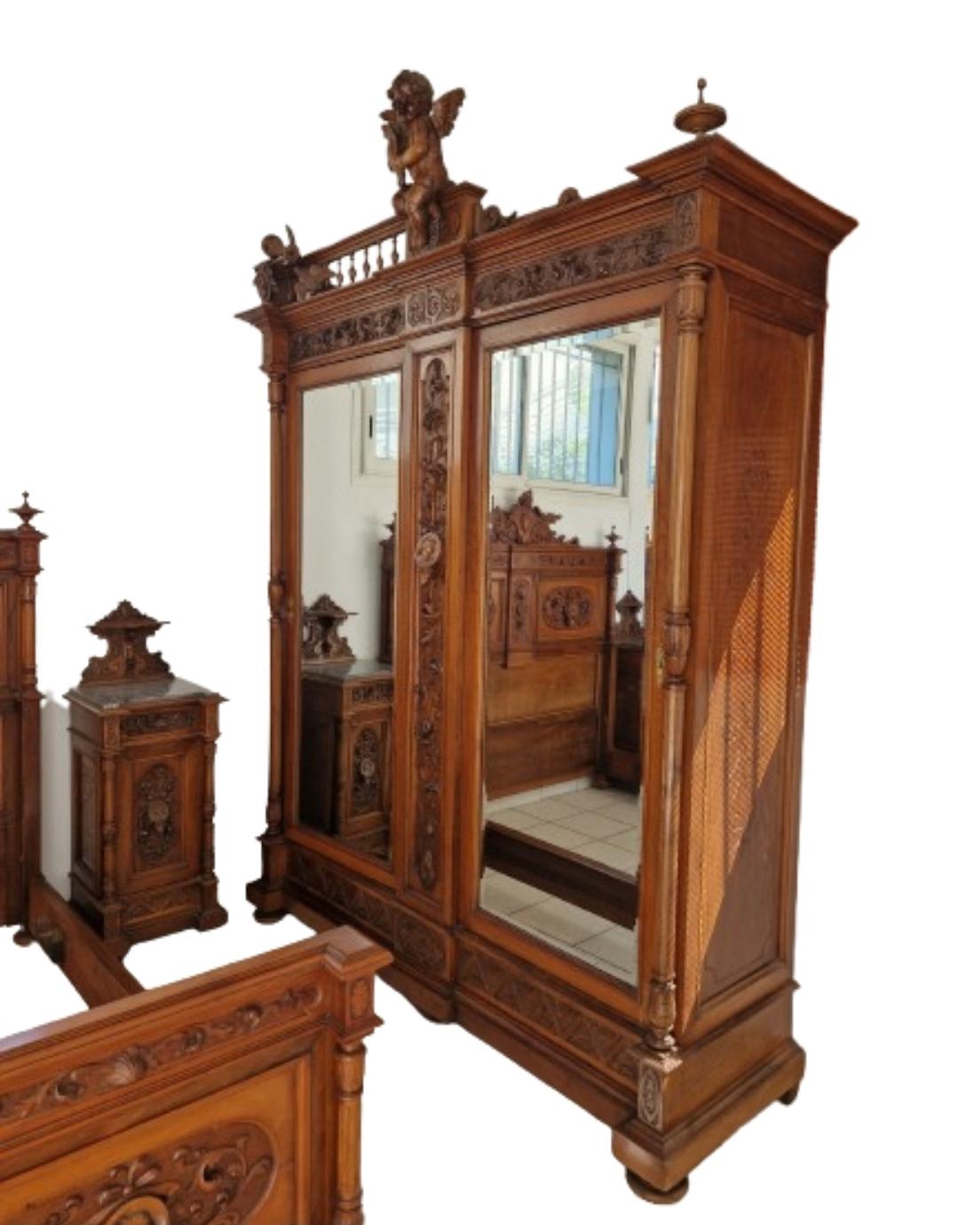 Antique Walnut Italian Renaissance Bedroom Set Hand Carved For Sale 7