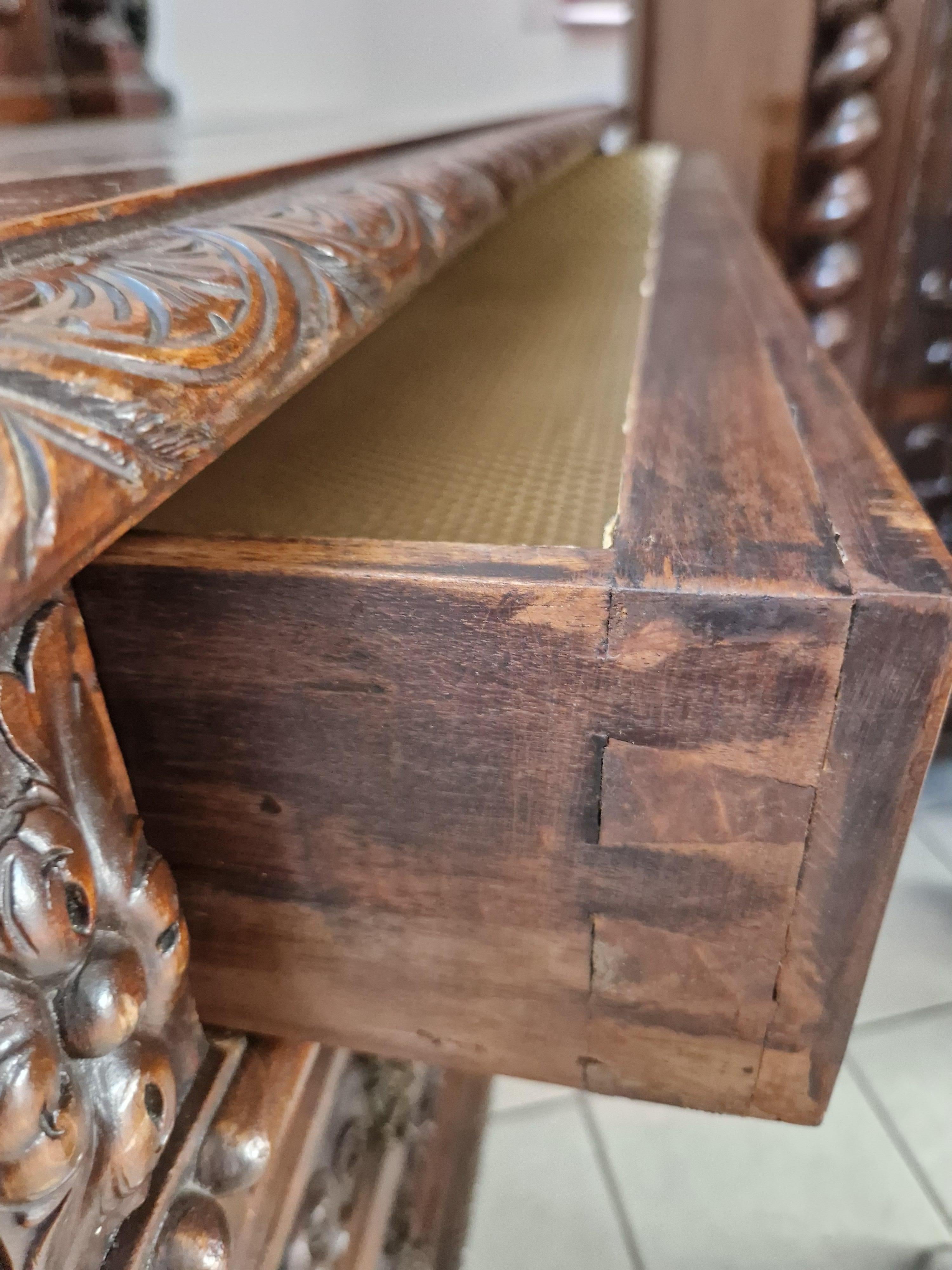 Ensemble de chambre à coucher antique de la Renaissance italienne avec lit king size présenté dans un film en vente 4