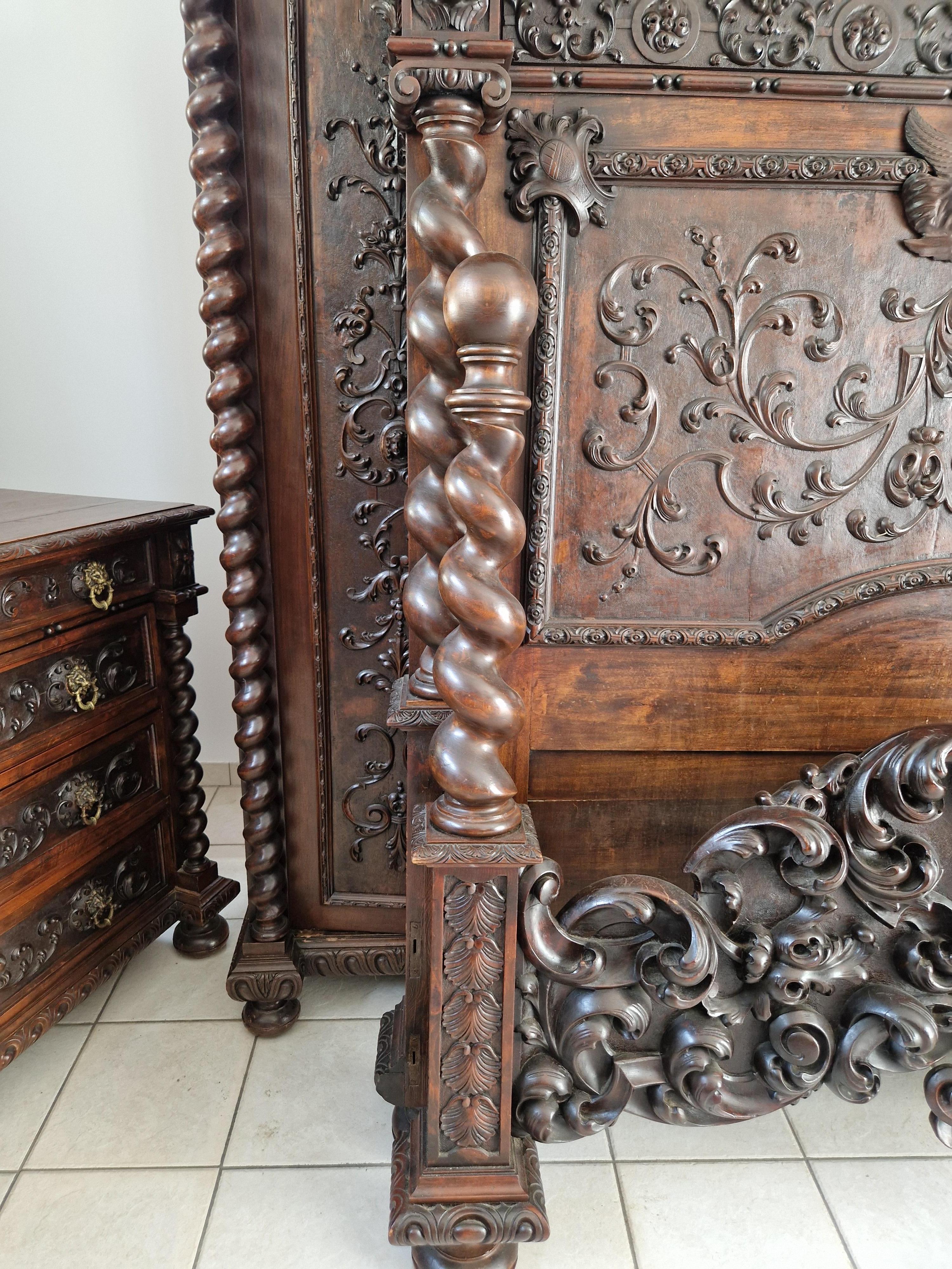 Ensemble de chambre à coucher antique de la Renaissance italienne avec lit king size présenté dans un film en vente 5