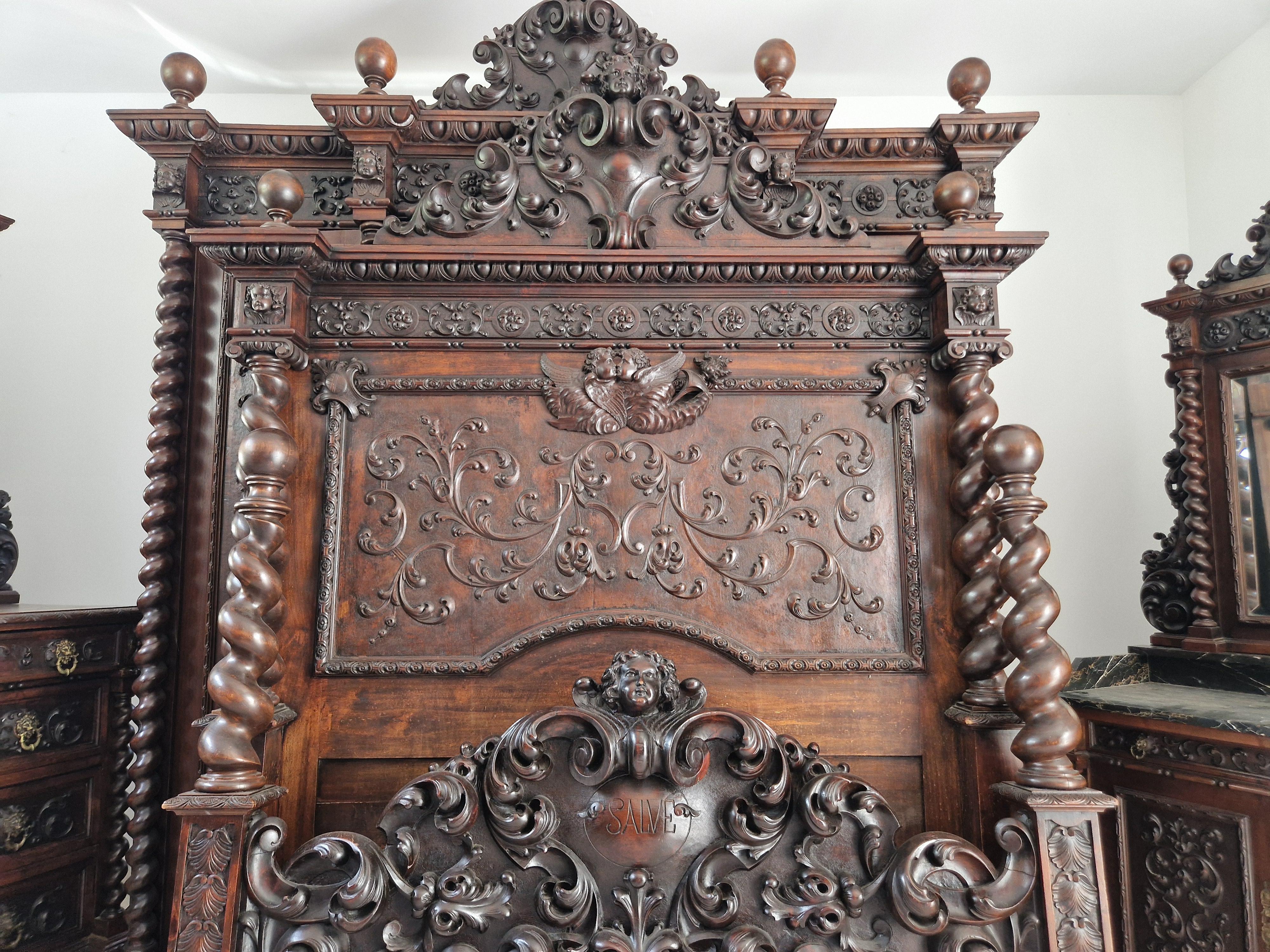 Ensemble de chambre à coucher antique de la Renaissance italienne avec lit king size présenté dans un film en vente 6