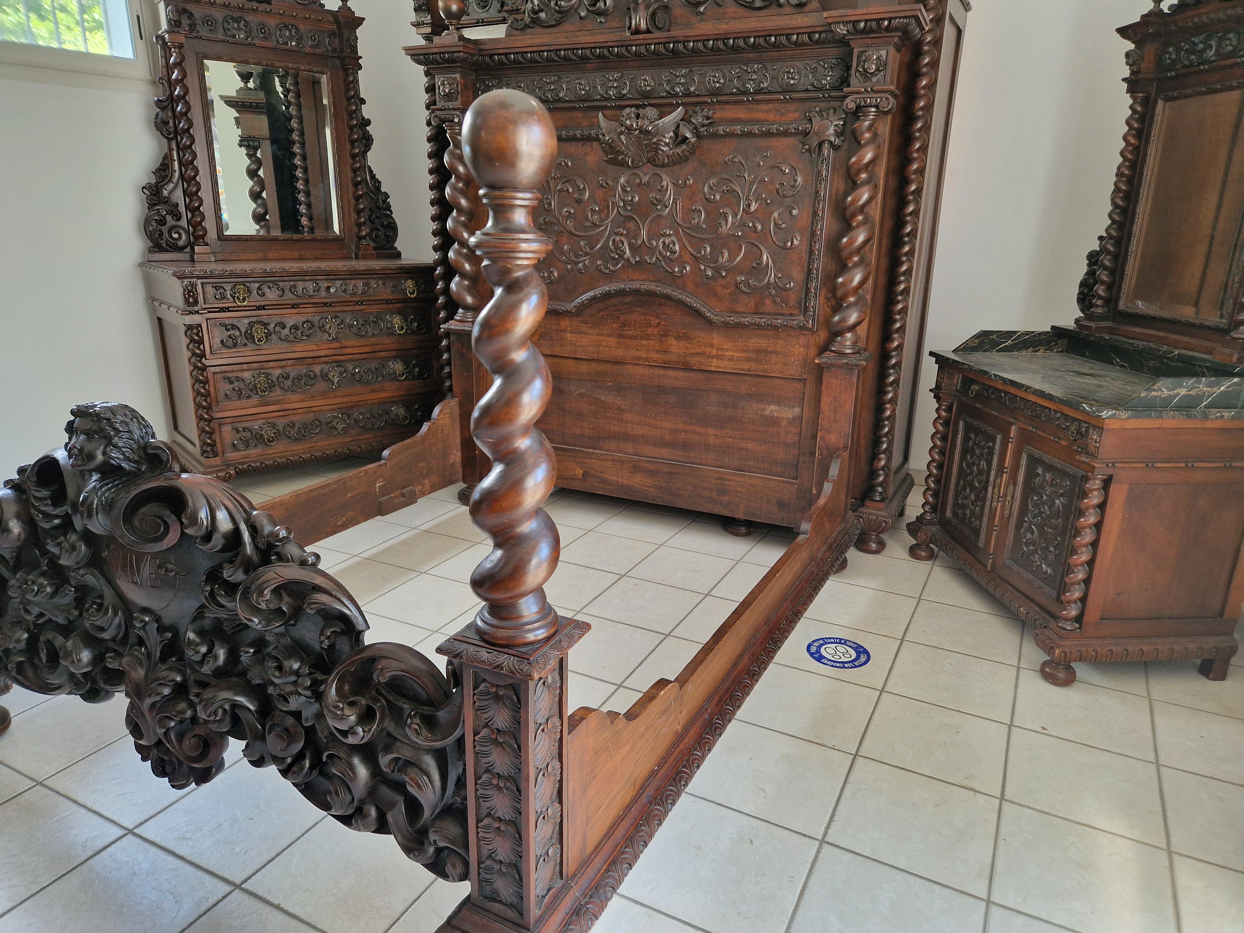 Ensemble de chambre à coucher antique de la Renaissance italienne avec lit king size présenté dans un film en vente 7